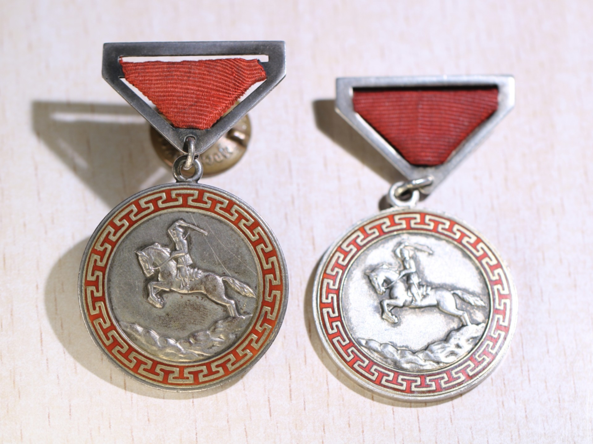 大猫徽章拍卖第202期  蒙古🇲🇳战功奖章一对 银质好品