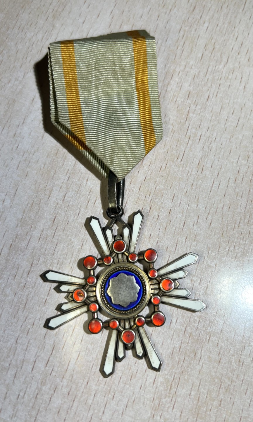 大猫徽章拍卖第202期  三等瑞宝章 银质 绶带有截