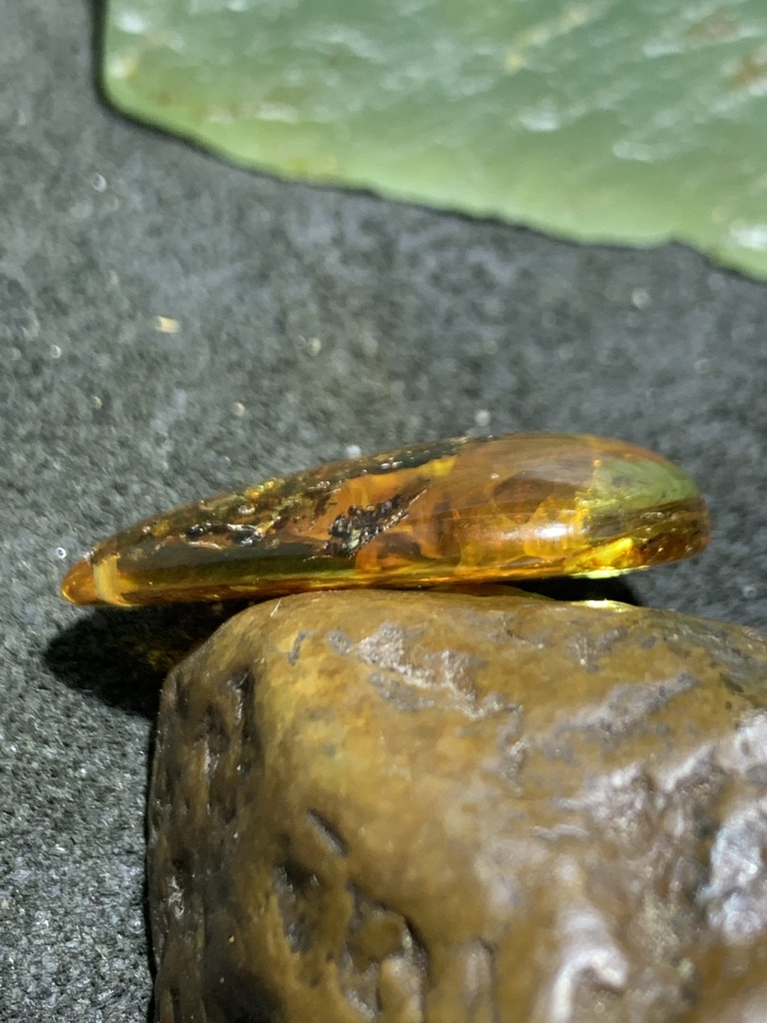 乌克兰花珀水滴形吊坠一个，