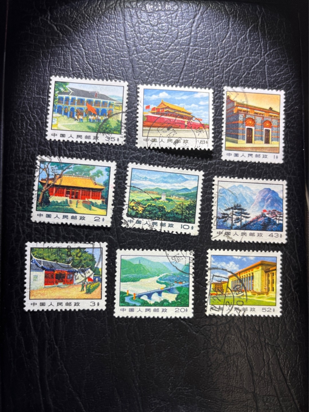 洪涛臻品 精选邮票限时拍卖第三十期 普14 革命圣地 信销一组9枚（缺2个便宜的；他人在售信销100元/套）。第一套大量投入使用的多色印刷的新中国普票，在普票的印刷史上，有里程碑的意义。高值是筋票，尤其是52分，43分，每枚旧票都要几十元。3分带背胶组外邮票，是新中国第一枚带背胶的普票。随手取票未细分，买家可以自行研究捡漏。