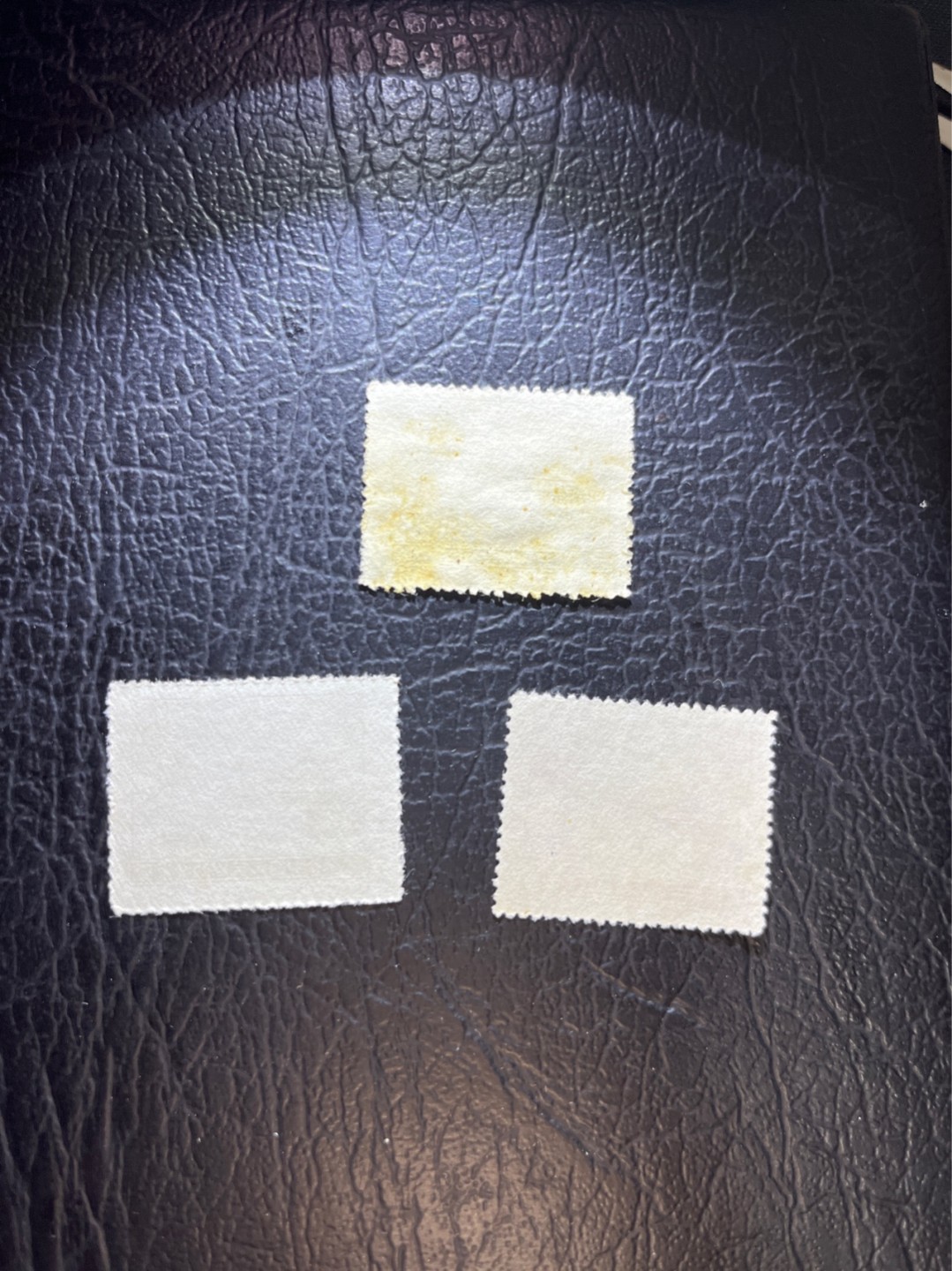 洪涛臻品 精选邮票限时拍卖第三十期 普9天安门图案，1枚信销，2枚盖销。新票的筋票为1元和2元，1元有薄白纸加印，5元背面有光滑与粗糙之分。随手取票未细分，买家可以自行研究捡漏。