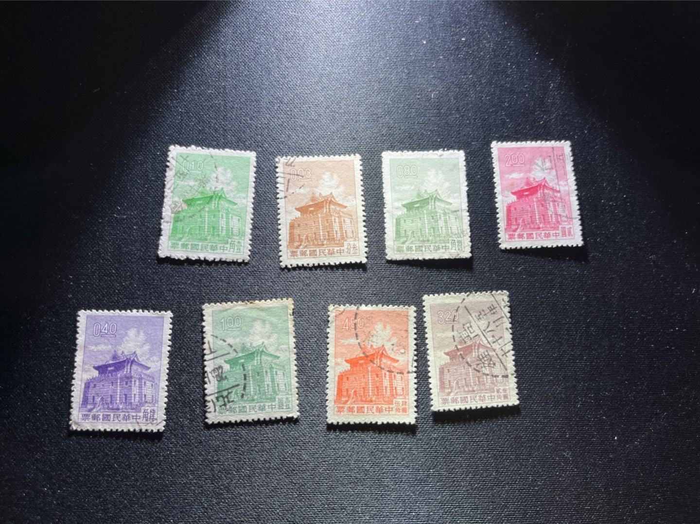 洪涛臻品 精选邮票限时拍卖第二十九期 偏远省份早期邮票，福建金门莒光楼，麒麟阁三层式建筑，用以表彰金门军人的英勇事迹，弘扬勿忘在莒 (出自《吕氏春秋·直谏》) 的精神，是金门的象征。1958年解放军炮轰金门的地方，现在大陆民间无人机到处飞的金门岛，位于福建厦门湾，距离厦门约10公里。(参考：新票全套一两千元人民币) 