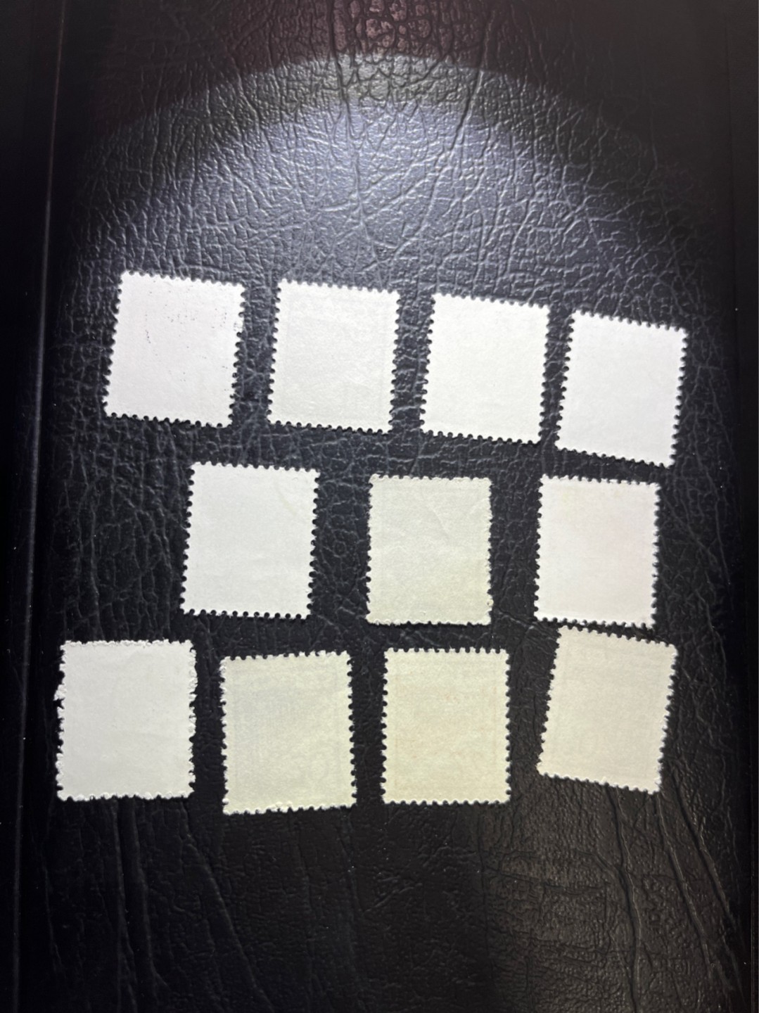 洪涛臻品 精选邮票限时拍卖第三十期 普13北京建筑盖销顺戳一组11枚，上品--全品。第一套部分批次使用荧光纸的邮票，是研究中国邮票用纸变化必不可少且最关键的品种。具体哪些面值用过荧光纸，尚未有专著介绍，有心者可以多上手实物研究。随手取票未细分，买家可以自行研究捡漏。