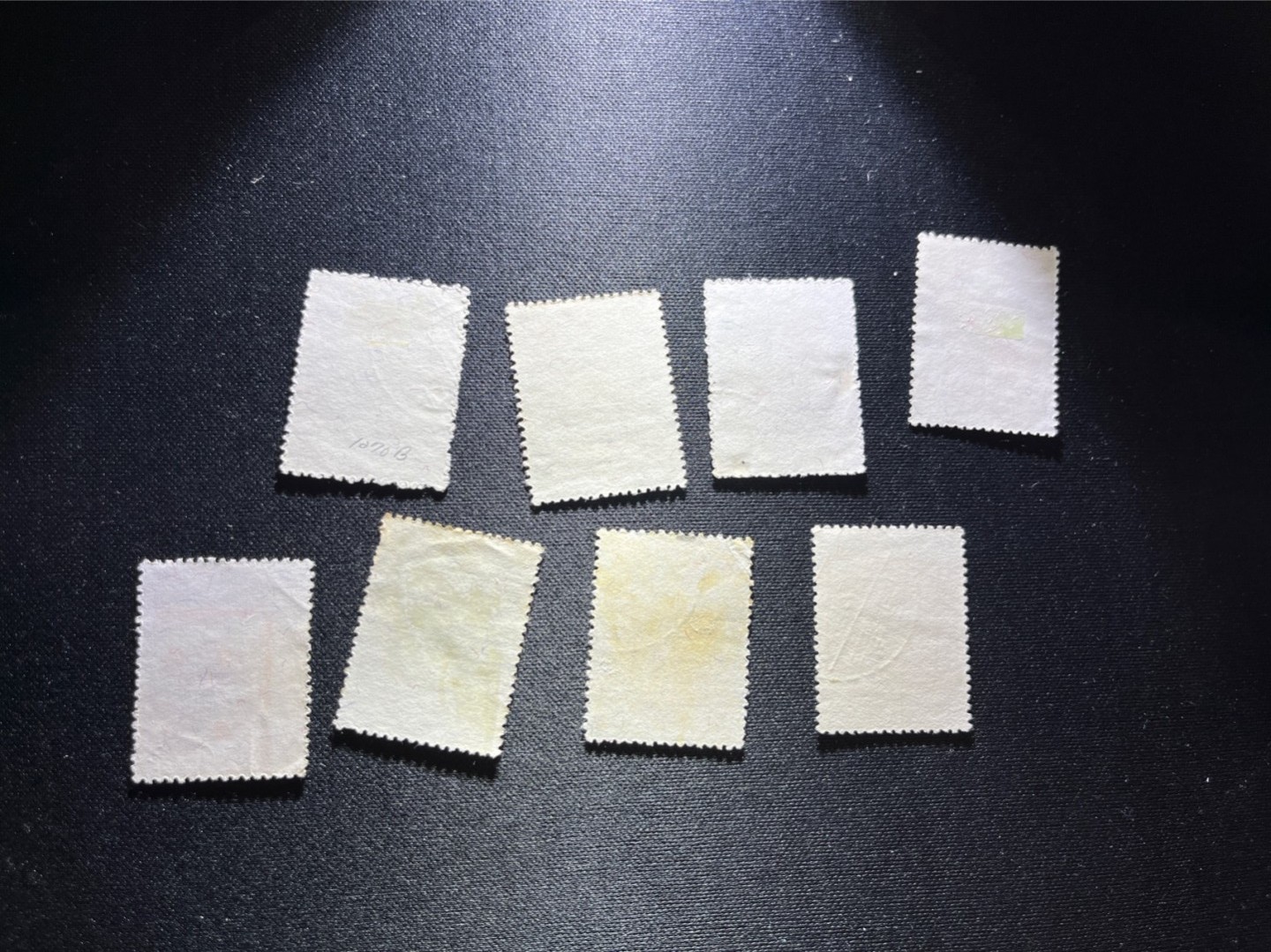 洪涛臻品 精选邮票限时拍卖第二十九期 偏远省份早期邮票，福建金门莒光楼，麒麟阁三层式建筑，用以表彰金门军人的英勇事迹，弘扬勿忘在莒 (出自《吕氏春秋·直谏》) 的精神，是金门的象征。1958年解放军炮轰金门的地方，现在大陆民间无人机到处飞的金门岛，位于福建厦门湾，距离厦门约10公里。(参考：新票全套一两千元人民币) 