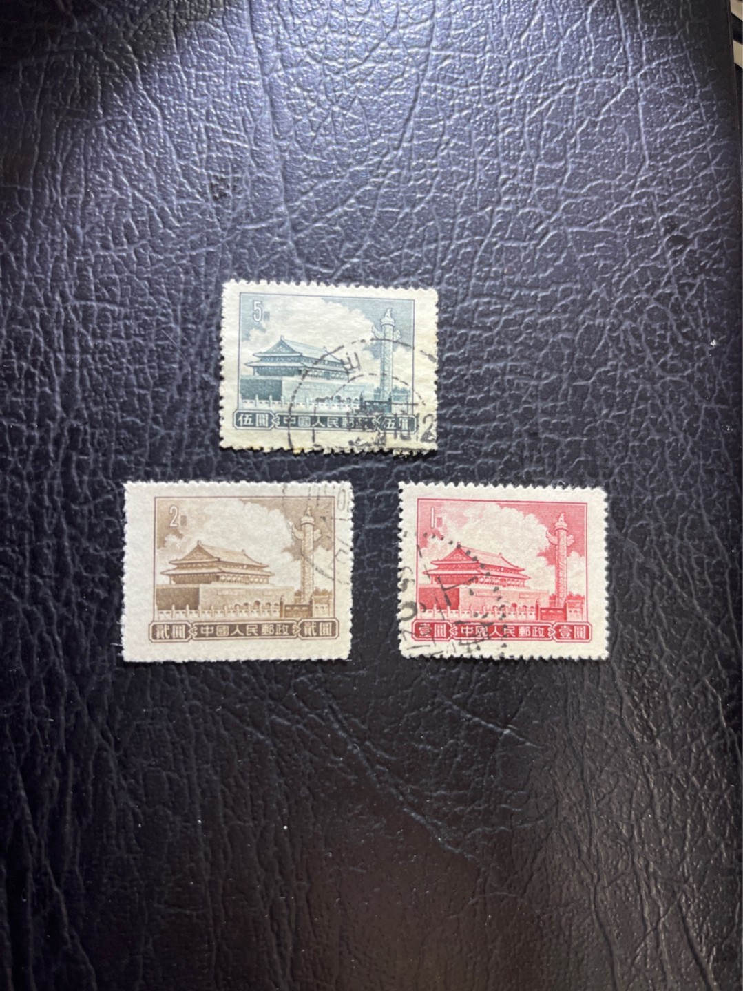 洪涛臻品 精选邮票限时拍卖第三十期 普9天安门图案，1枚信销，2枚盖销。新票的筋票为1元和2元，1元有薄白纸加印，5元背面有光滑与粗糙之分。随手取票未细分，买家可以自行研究捡漏。