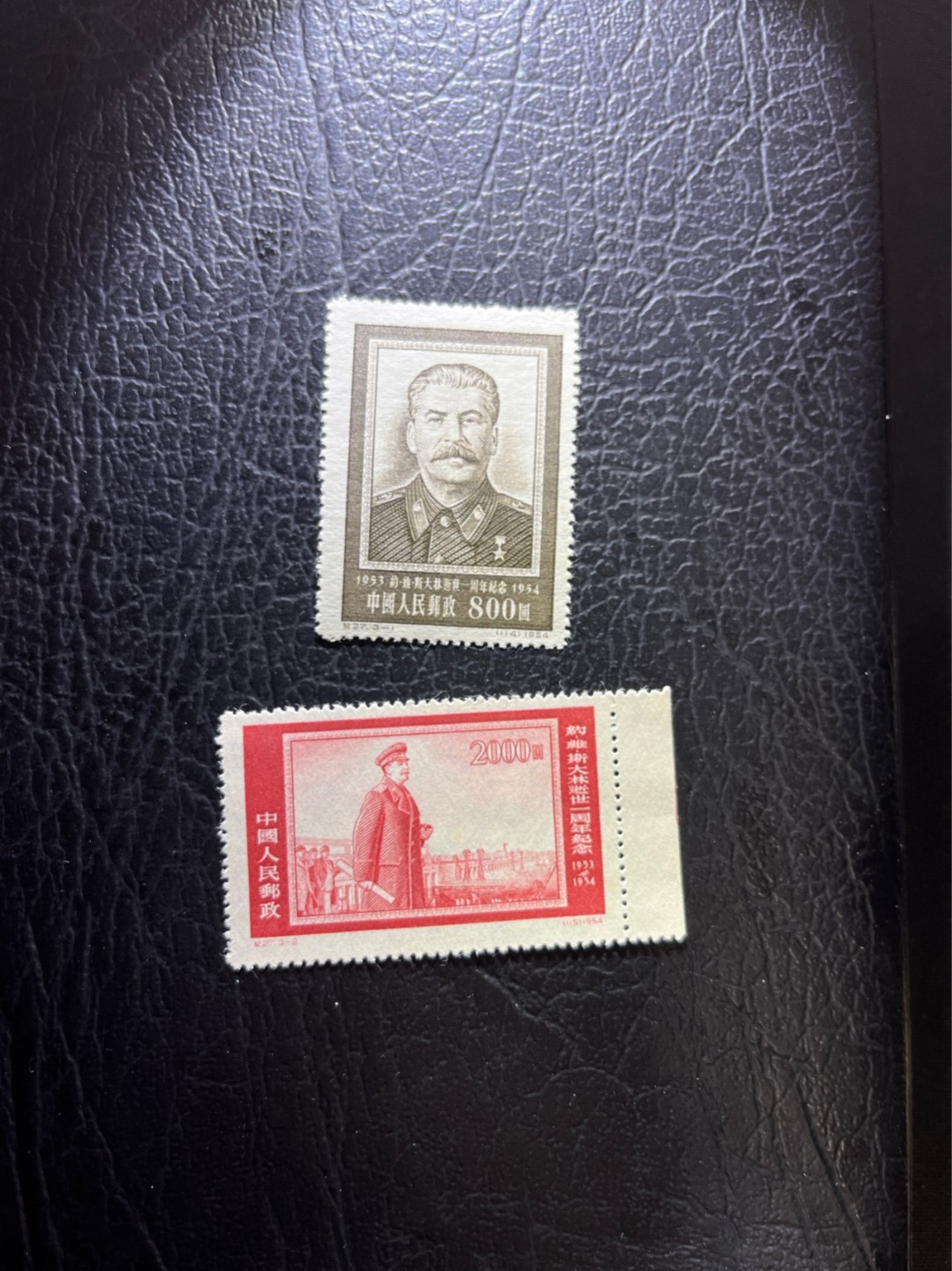 洪涛臻品 精选邮票限时拍卖第三十期 纪27斯大林新2枚，全品。新中国第一套斯大林邮票，金猴设计者邵柏林的早期作品，雕刻版，印刷精美。全网及邮票市场裸票资源已枯竭，全品基本都已送去评级，尤其是全品老纪特十分难寻，把握机会！   