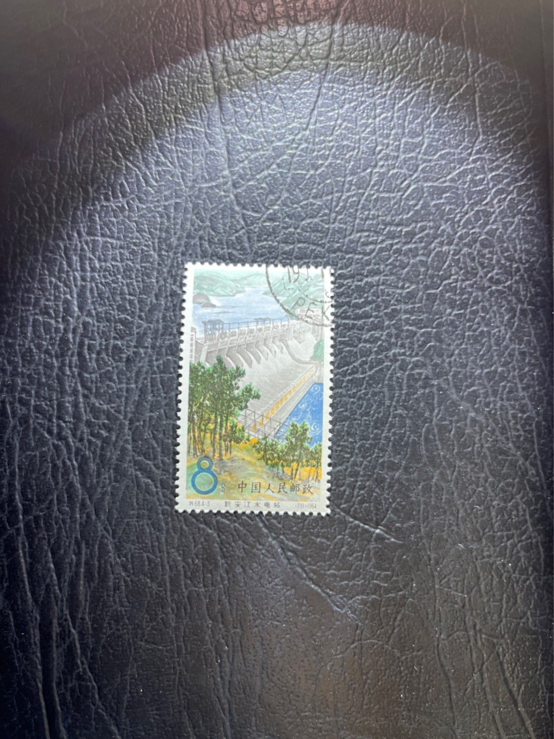 洪涛臻品 精选邮票限时拍卖第三十一期 特68新安江4-3盖销  版撕全品嘎嘎绝，背胶雪白。  解放初的经典票，整版撕开，面艳胶白，票挺洁净，齿孔完美，收藏评级两相宜。老纪特的版票资源十分稀缺难寻，机会来临时必须抓住。