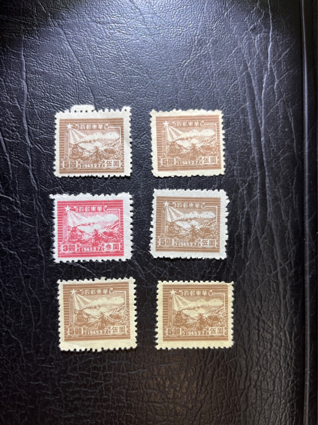 洪涛臻品 精选邮票限时拍卖第三十一期 华东解放区1949年邮运图邮票6枚，反映邮递员在战火中传递邮件。1946年解放区召开财经会议，指出：一.人民人均负担不能超过人均年收入的15-20%；二.养兵不能超过全区人口的1-1.5%；三.单兵费用不能超过小米约2400斤。控制好这几个指标才能不逼迫银行滥发货币。在民国法币金圆银圆极度膨胀的时候(参见第108项及后面的民国票)，解放区金融得以保持难得的稳定，从该组邮票面值上清晰的反映出来。