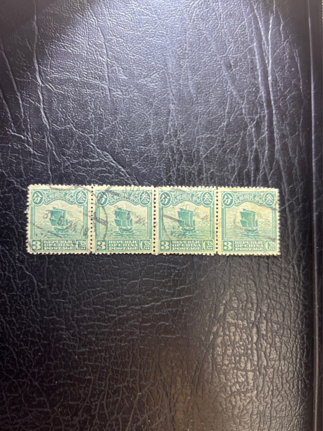 洪涛臻品 精选邮票限时拍卖第三十一期 北京一版帆船邮票3分四联。这套票贡献了著名的中国珍邮：民国四珍的“宫门倒”邮票，以及黄二十邮票。 目前帆船的联票热度很高，比按单枚价算高出很多。 前期厚纸，后期薄纸，随手取票未细分，买家可以自行研究捡漏。