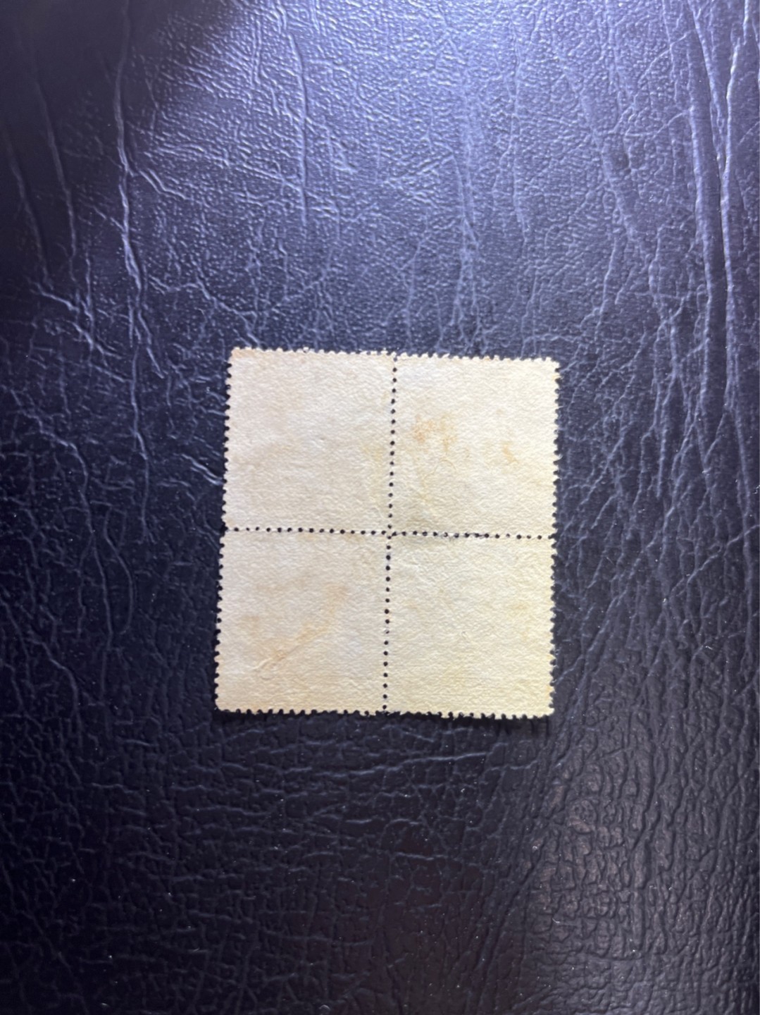洪涛臻品 精选邮票限时拍卖第三十一期 北京一版帆船邮票半分四方联。这版票贡献了著名的中国珍邮：民国四珍的“宫门倒”邮票，以及黄二十邮票。 目前帆船的联票热度很高，比按单枚价算高出很多。 该票前期用厚纸，后期用薄纸，随手取票未细分，买家可以自行研究捡漏。