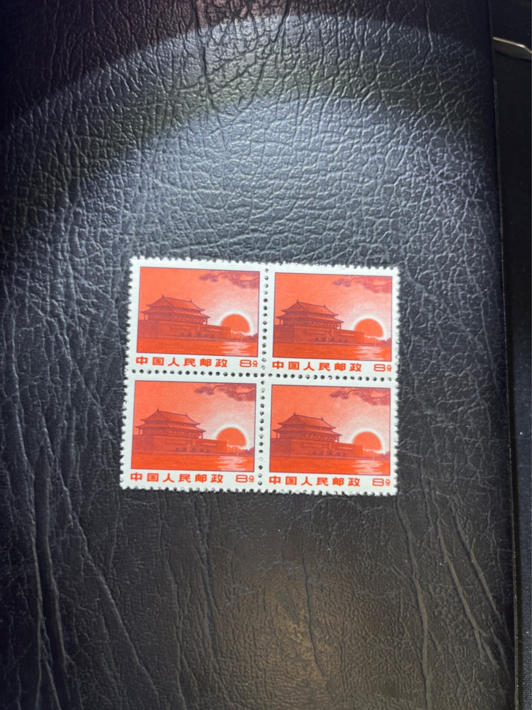 洪涛臻品 精选邮票限时拍卖第三十八期 普无号 天安门红太阳  标准四连一组，版撕嘎嘎绝，收藏级品相，集邮册中不可或缺的一组。全品可评级，喜欢不要错过