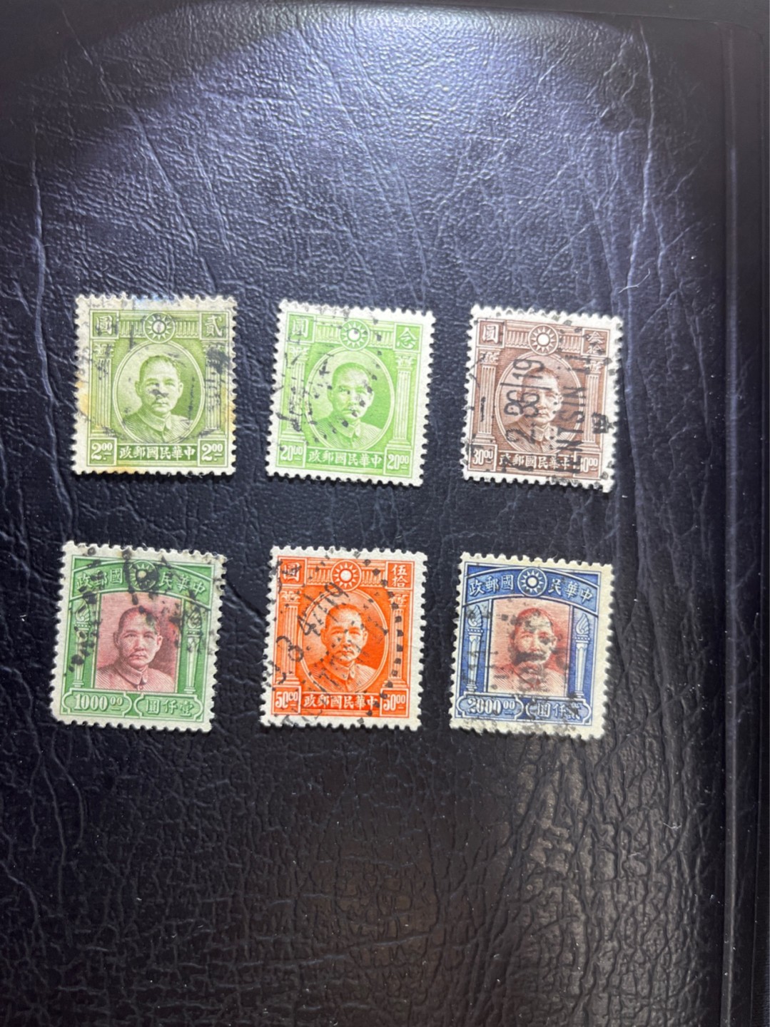 洪涛臻品 精选邮票限时拍卖第三十一期 1944年与1947年伦敦版孙中山邮票6枚。历史背景：1944年抗战期间，邮票在后方印制，国内技术及物质条件所限，印刷效果均粗陋，故向伦敦订印了这套邮票；1947年由于通货膨胀，高面值邮票需求增多，于是邮政总局再次向伦敦订购新邮。今天是九一八，铭记国耻，致敬英烈！    