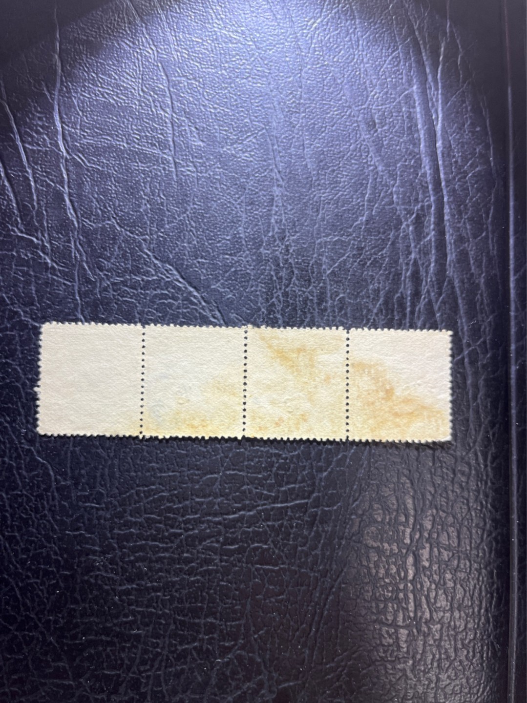 洪涛臻品 精选邮票限时拍卖第三十一期 北京一版帆船邮票3分四联。这套票贡献了著名的中国珍邮：民国四珍的“宫门倒”邮票，以及黄二十邮票。 目前帆船的联票热度很高，比按单枚价算高出很多。 前期厚纸，后期薄纸，随手取票未细分，买家可以自行研究捡漏。