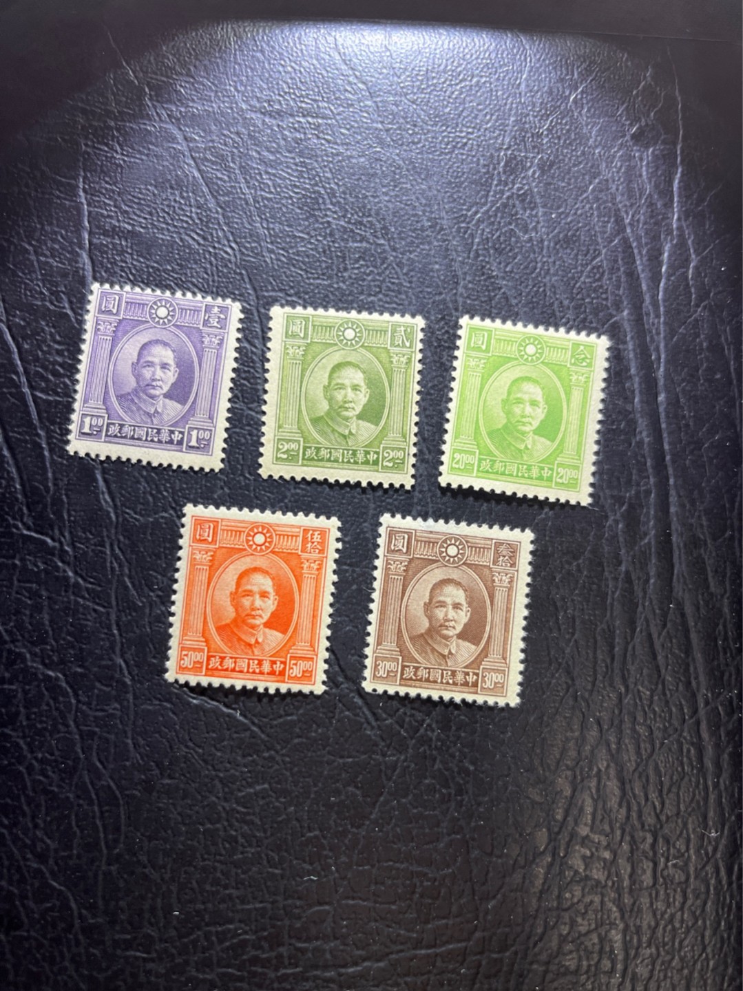 洪涛臻品 精选邮票限时拍卖第三十一期 1944年伦敦版孙中山邮票，全套5枚新（原胶无贴品相的普通无加盖民国孙中山散票，他人收购价5-10元每枚）。历史背景：抗战期间，邮票在后方印制，国内技术及物质条件所限，印刷效果均粗陋，故向伦敦订印了这套邮票。今天是九一八，铭记国耻，致敬英烈！     