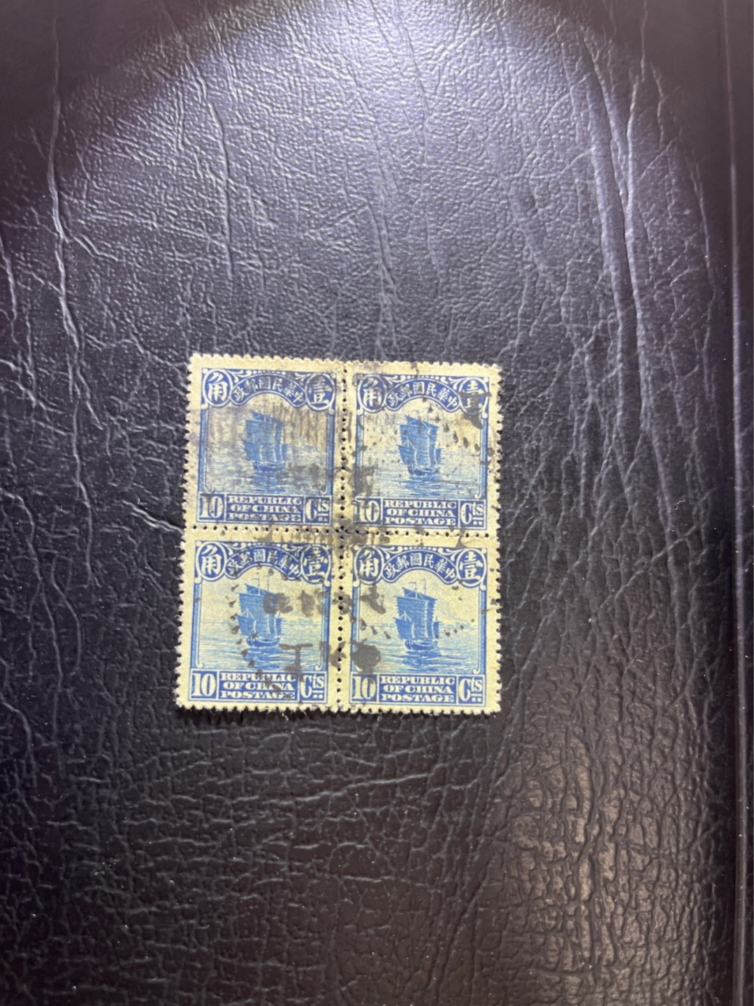 洪涛臻品 精选邮票限时拍卖第三十一期 北京二版帆船邮票10分四方联。目前帆船的联票热度很高，比按单枚价算高出很多。前期加拿大纸，后期法国纸。加拿大纸有厚有薄，厚纸白，薄纸黄；法国纸坚厚且白。随手取票未细分，买家可以自行研究捡漏。此套票出了中国最早的小本票。