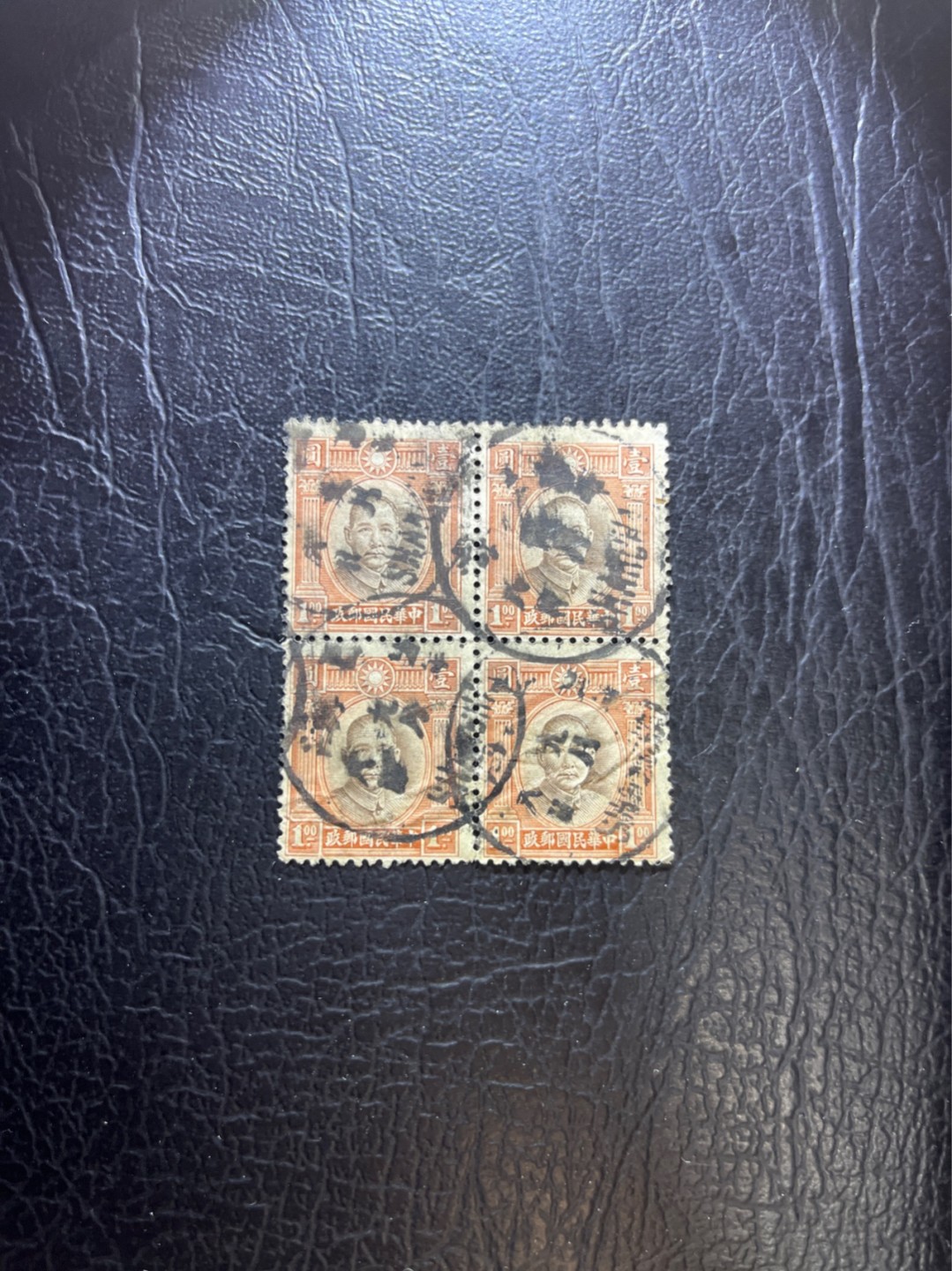 洪涛臻品 精选邮票限时拍卖第三十一期 伦敦双圈孙中山邮票，1元高值方联/好戳。民国票联票热度很高。历史背景：1931年，因帆船已使用十多年，中华邮政印制新的普通邮票，由伦敦德纳罗公司印制，邮票运到上海后发现了将内圈误印为双圈，于是封存起来，改版重印延期发行。