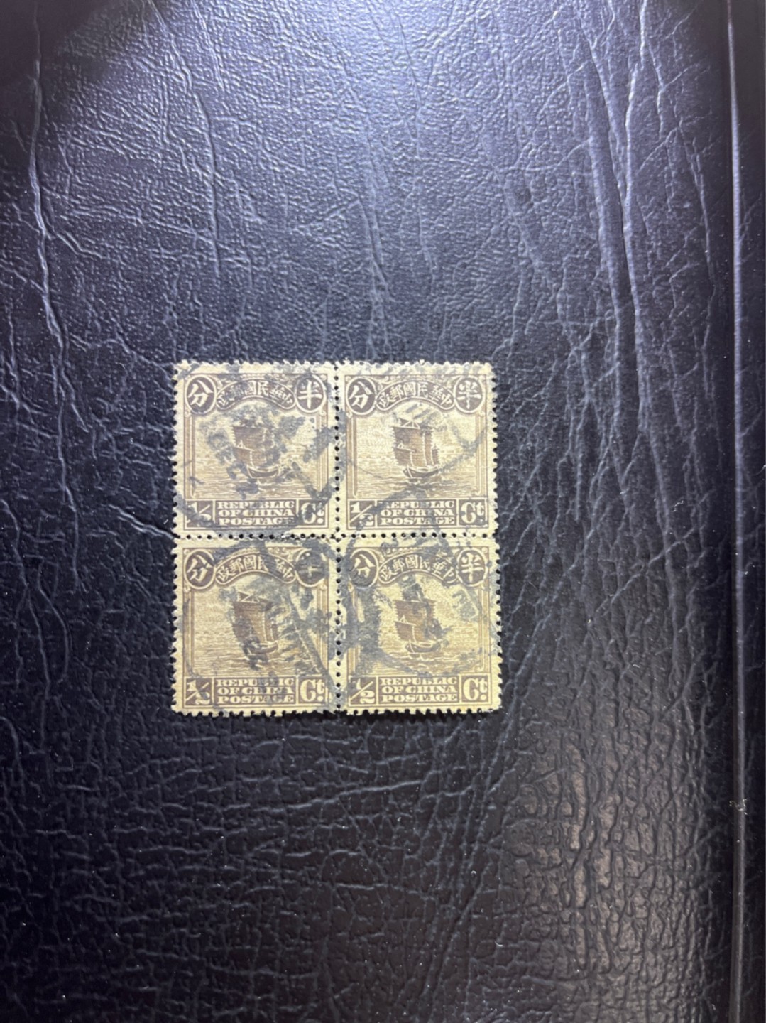 洪涛臻品 精选邮票限时拍卖第三十一期 北京一版帆船邮票半分四方联。这版票贡献了著名的中国珍邮：民国四珍的“宫门倒”邮票，以及黄二十邮票。 目前帆船的联票热度很高，比按单枚价算高出很多。 该票前期用厚纸，后期用薄纸，随手取票未细分，买家可以自行研究捡漏。