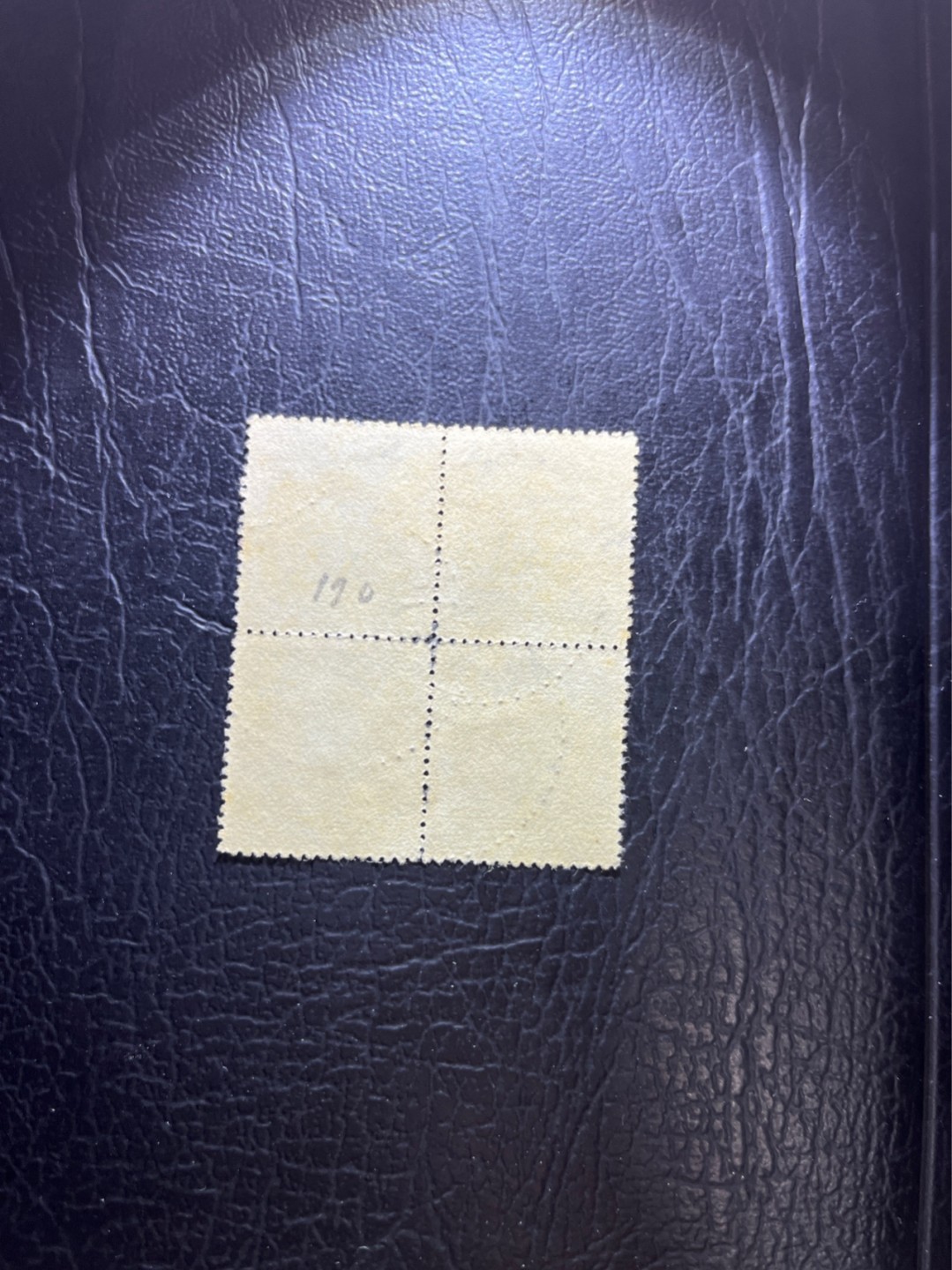 洪涛臻品 精选邮票限时拍卖第三十一期 北京二版帆船邮票10分四方联。目前帆船的联票热度很高，比按单枚价算高出很多。前期加拿大纸，后期法国纸。加拿大纸有厚有薄，厚纸白，薄纸黄；法国纸坚厚且白。随手取票未细分，买家可以自行研究捡漏。此套票出了中国最早的小本票。
