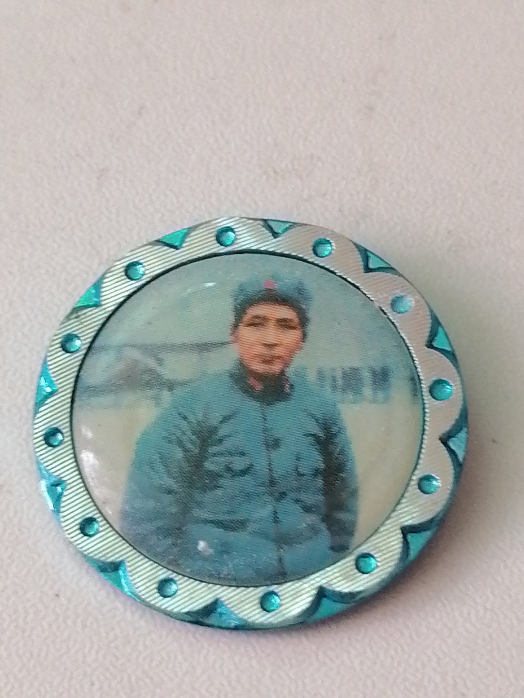 伟人各时期徽章 37年在延安机场