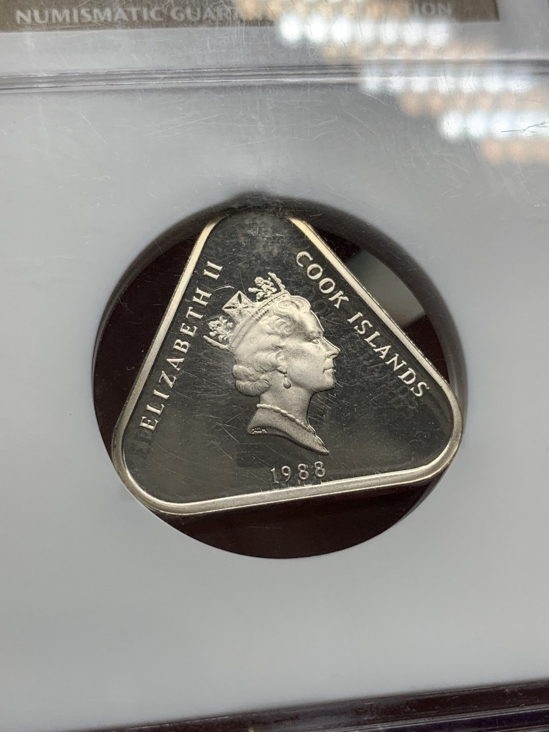 《竞宝斋》第95场-本周日，周一，周四，3场连拍（全场不限金额包邮） NGC-PF68UC 1988年库克群岛$2精制铜镍币（超高分，NGC老盒，人气三角币）