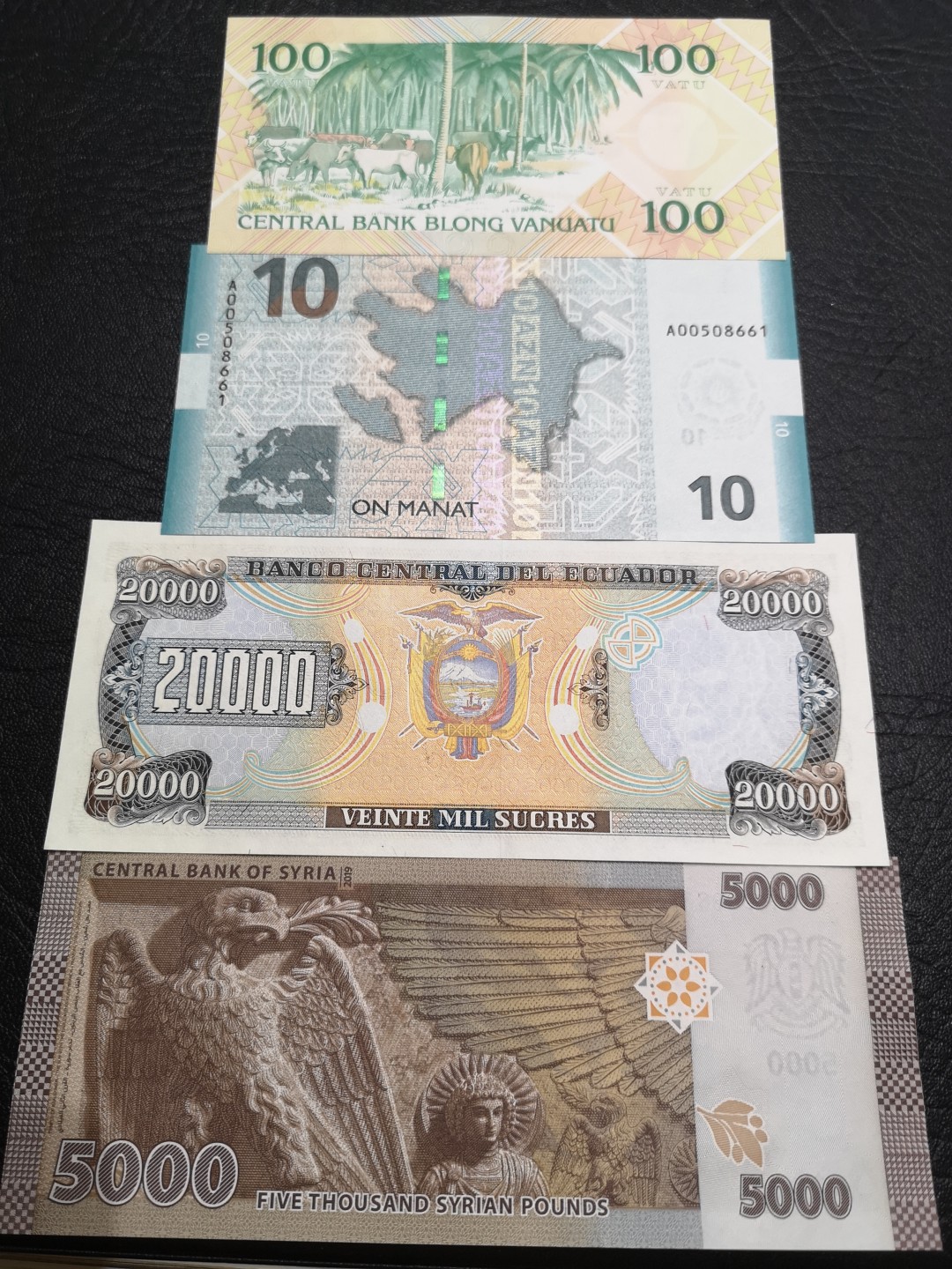 《外钞收藏家》第二百零四期 瓦努图100AA冠、阿塞拜疆10A冠、厄瓜多尔2万无47尾8、叙利亚5000尾888 全新UNC