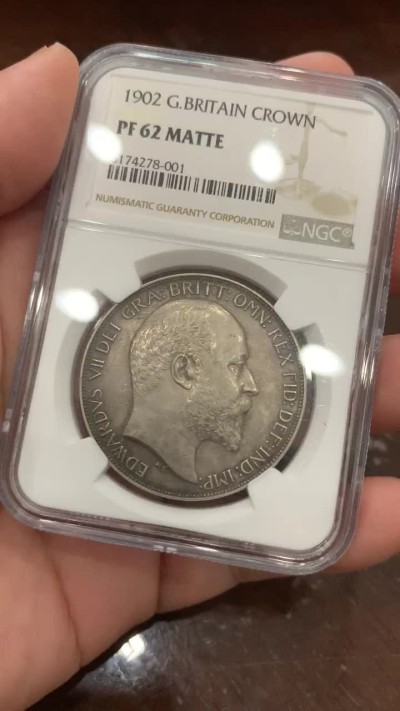 《竞宝斋》第95场-本周日，周一，周四，3场连拍（全场不限金额包邮） NGC PF62 MATTE 英国 1902年 爱七 克朗 马剑 大银币 深灰均匀包浆 细节非常好