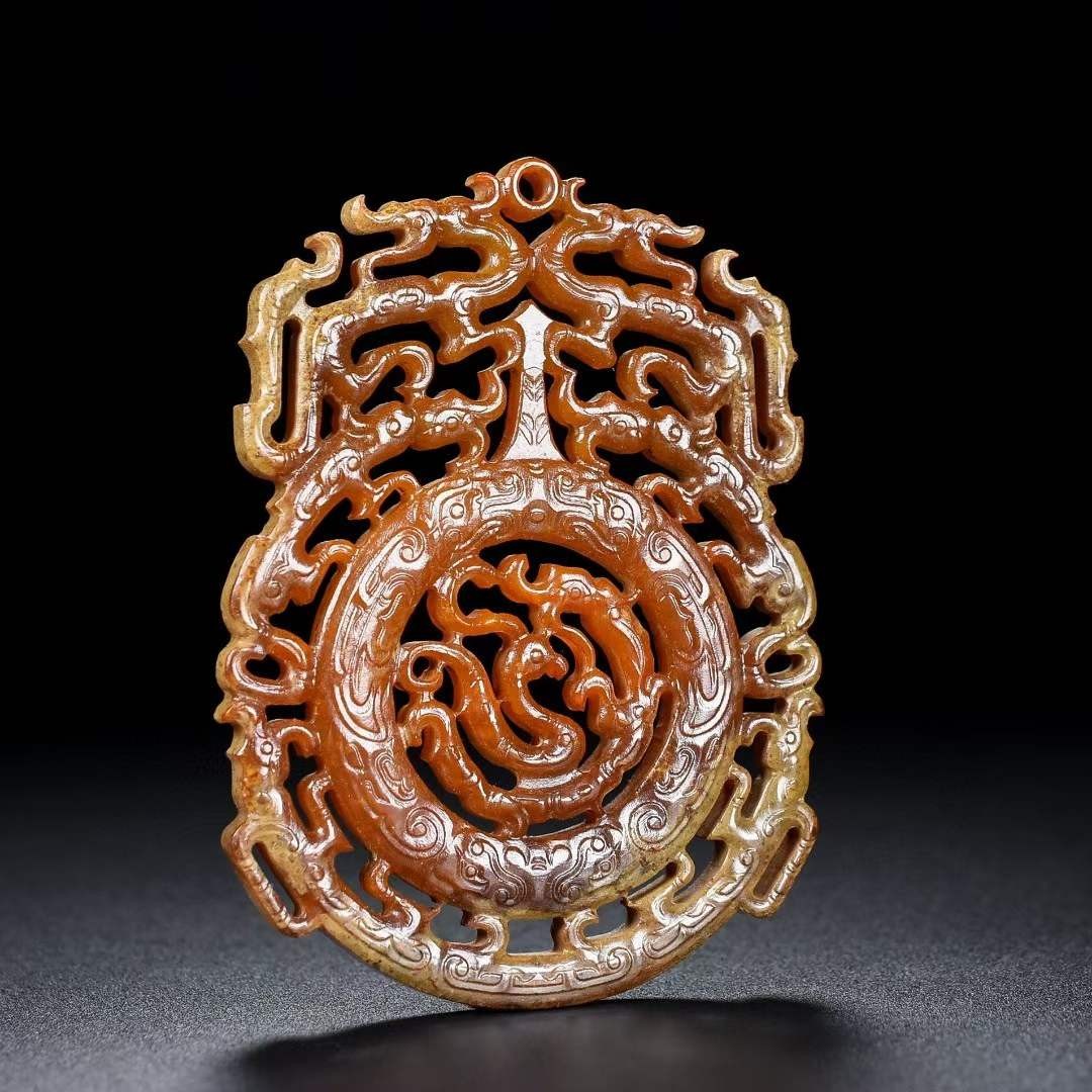 旧藏，玉佩，玉质细腻，包浆厚重，沁色入骨，雕工精细，局部带有红沁，品相完美，细节如图