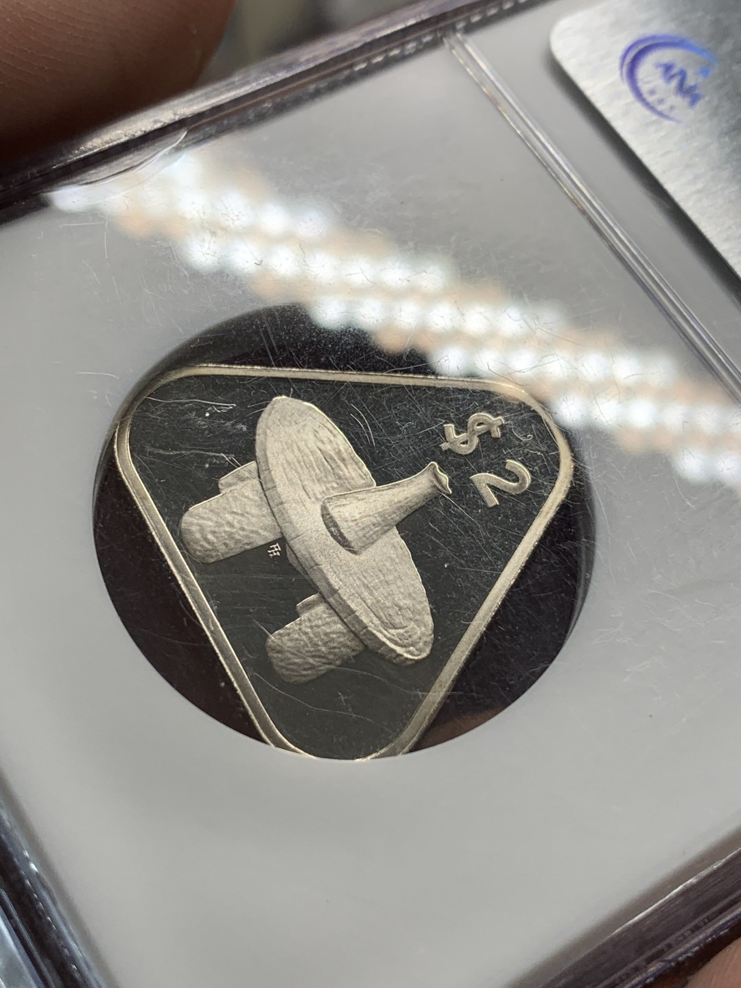 《竞宝斋》第95场-本周日，周一，周四，3场连拍（全场不限金额包邮） NGC-PF68UC 1988年库克群岛$2精制铜镍币（超高分，NGC老盒，人气三角币）