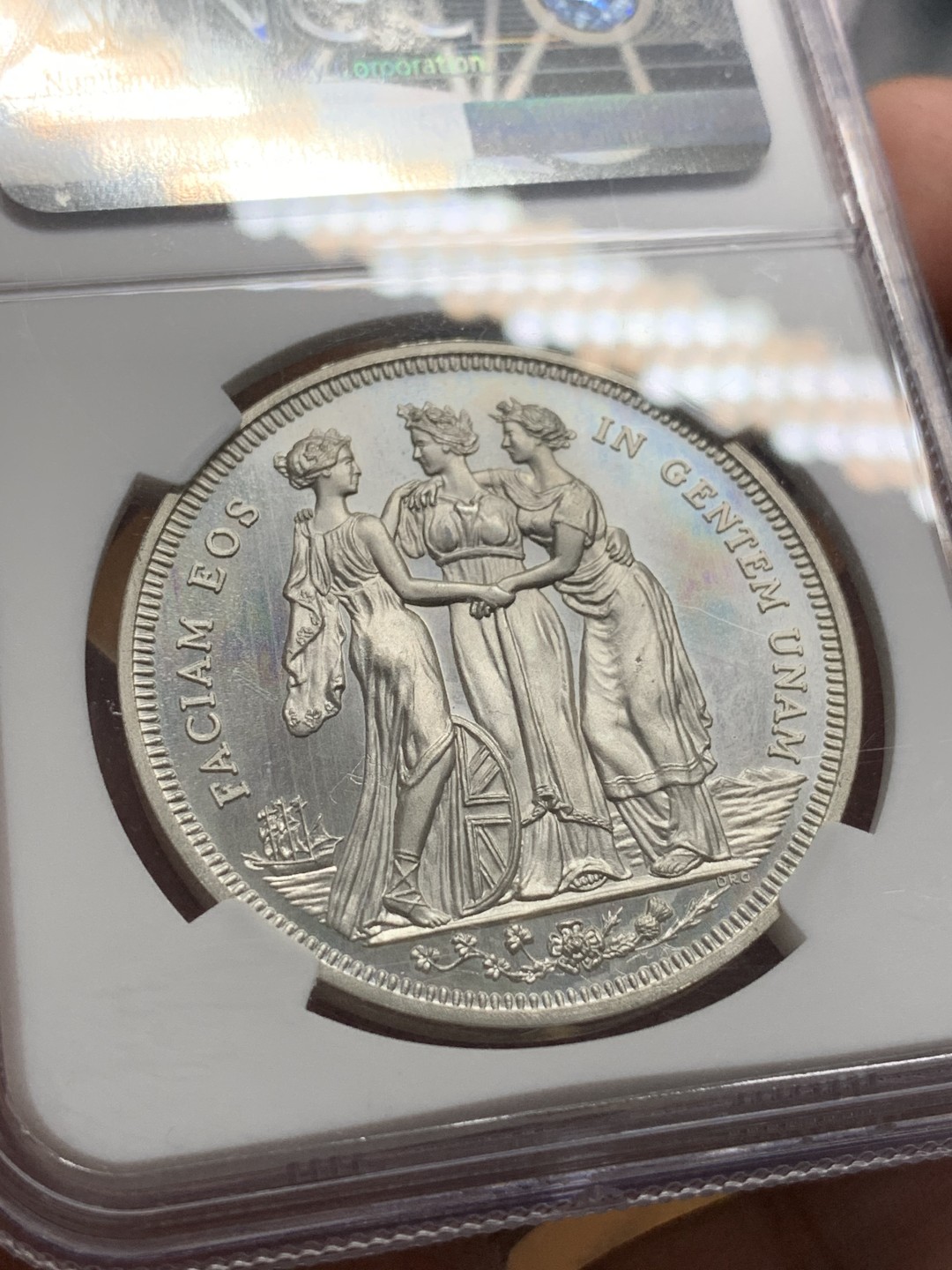 《竞宝斋》第95场-本周日，周一，周四，3场连拍（全场不限金额包邮） NGC-PF67CA 英国 1879年(2000) 维多利亚fantasy银币 克朗型 美惠三女神图案 铸造精美 KM-X81 HA2021年420美元成交