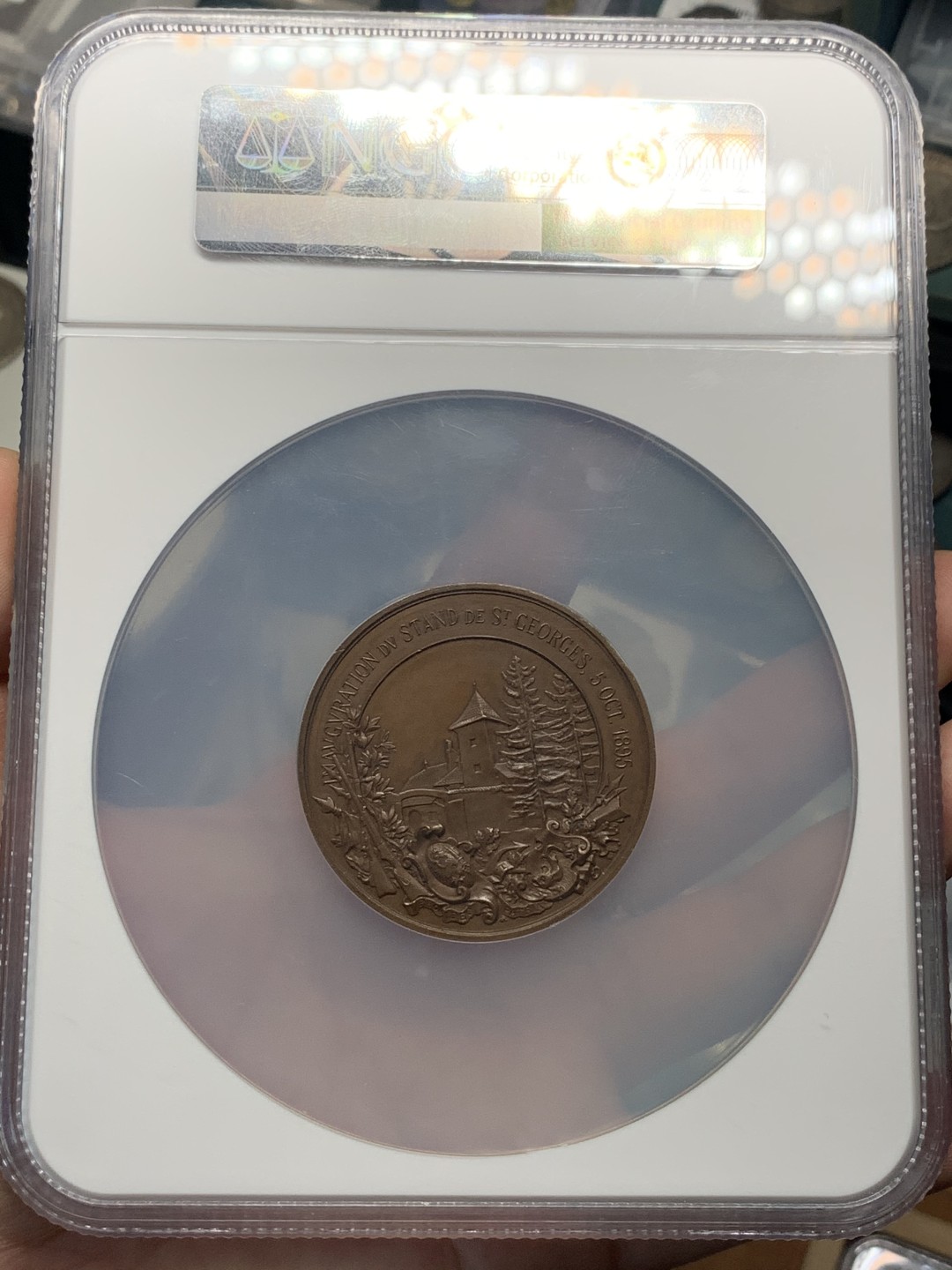 《竞宝斋》第95场-本周日，周一，周四，3场连拍（全场不限金额包邮） NGC MS64BN 1895年瑞士射击铜章 大盒子  铜章发行量230枚  直径47mm 该枚顶级分数 巧克力包浆 正面射击场景及章背面同时带有城市景观元素