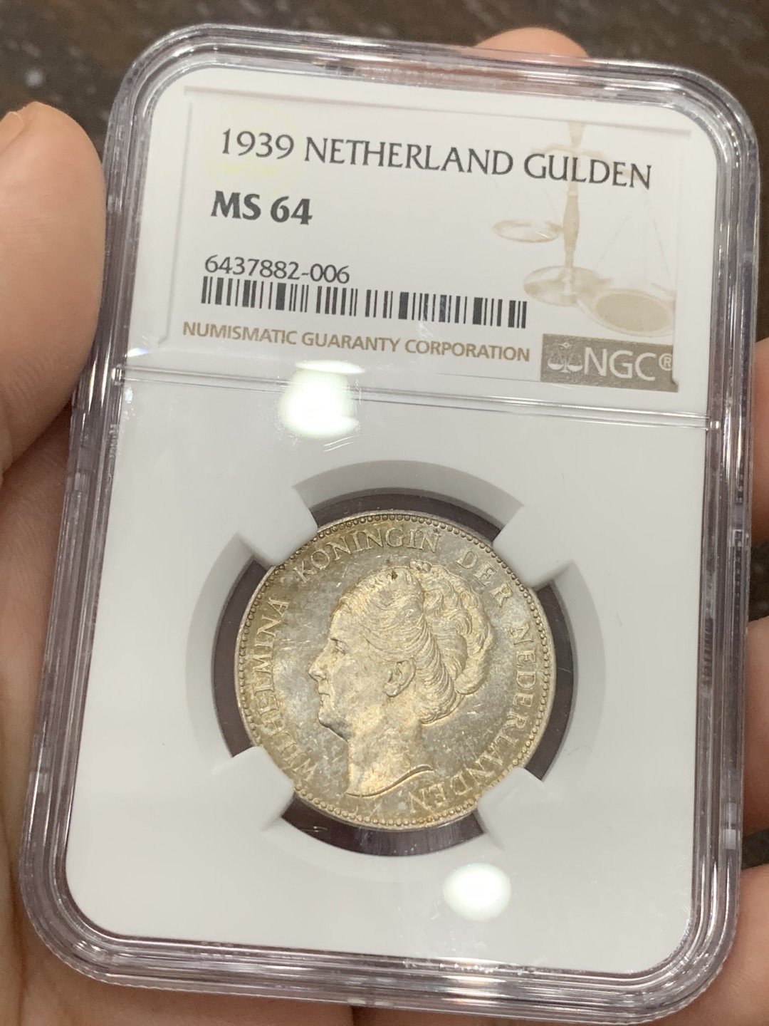 《竞宝斋》第95场-本周日，周一，周四，3场连拍（全场不限金额包邮） 季军分 NGC-MS64 荷兰 1939年 威廉明娜女王 1盾银币 转光明显 正反面浮雕细腻 背部包浆非常好 PL感