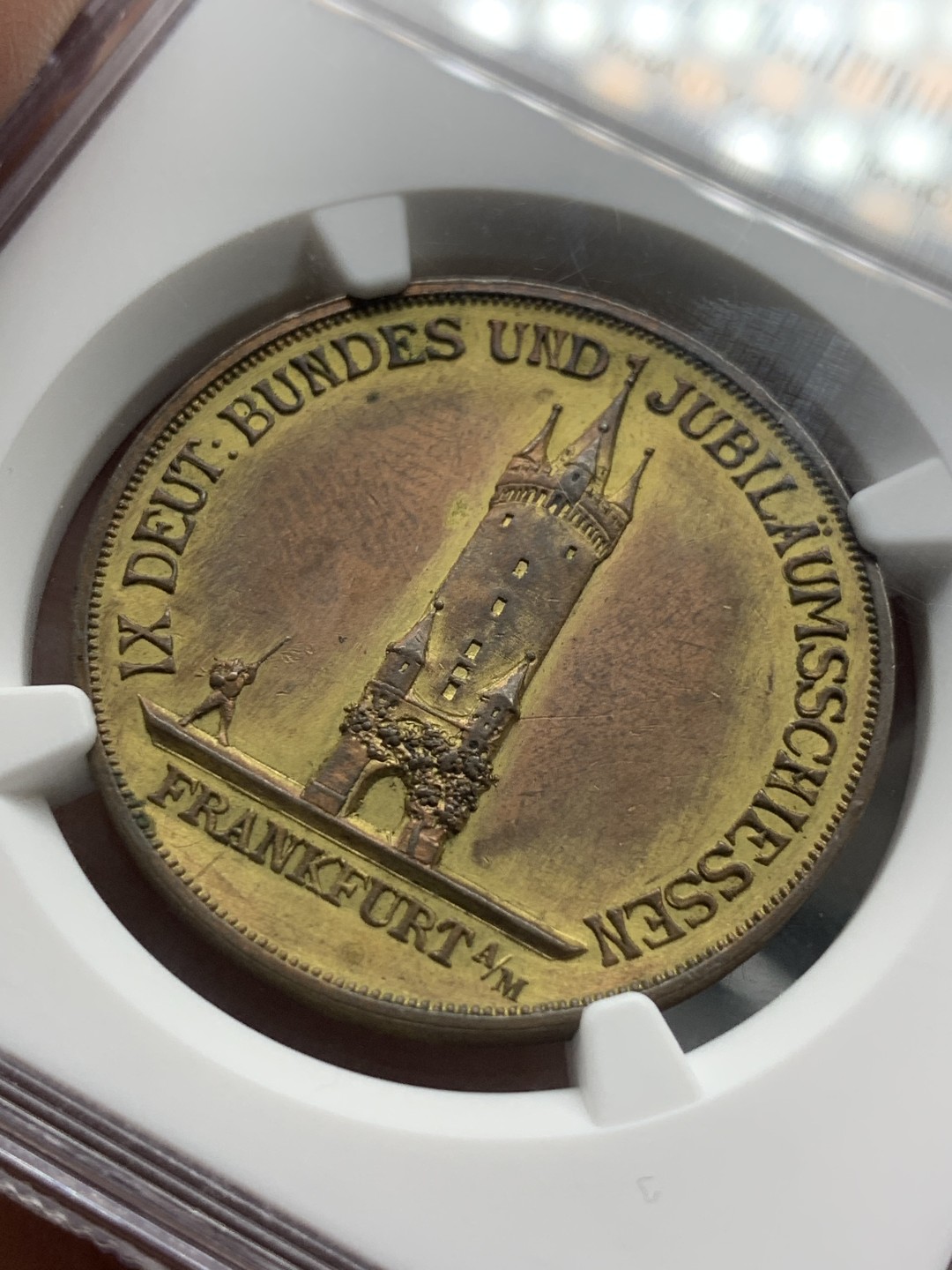 《竞宝斋》第95场-本周日，周一，周四，3场连拍（全场不限金额包邮） NGC MS61 德国 1887年 法兰克福射击节镀金铜章  德联邦射击节名品 高浮雕 背面设计极其精美 与同款银章正面同设计