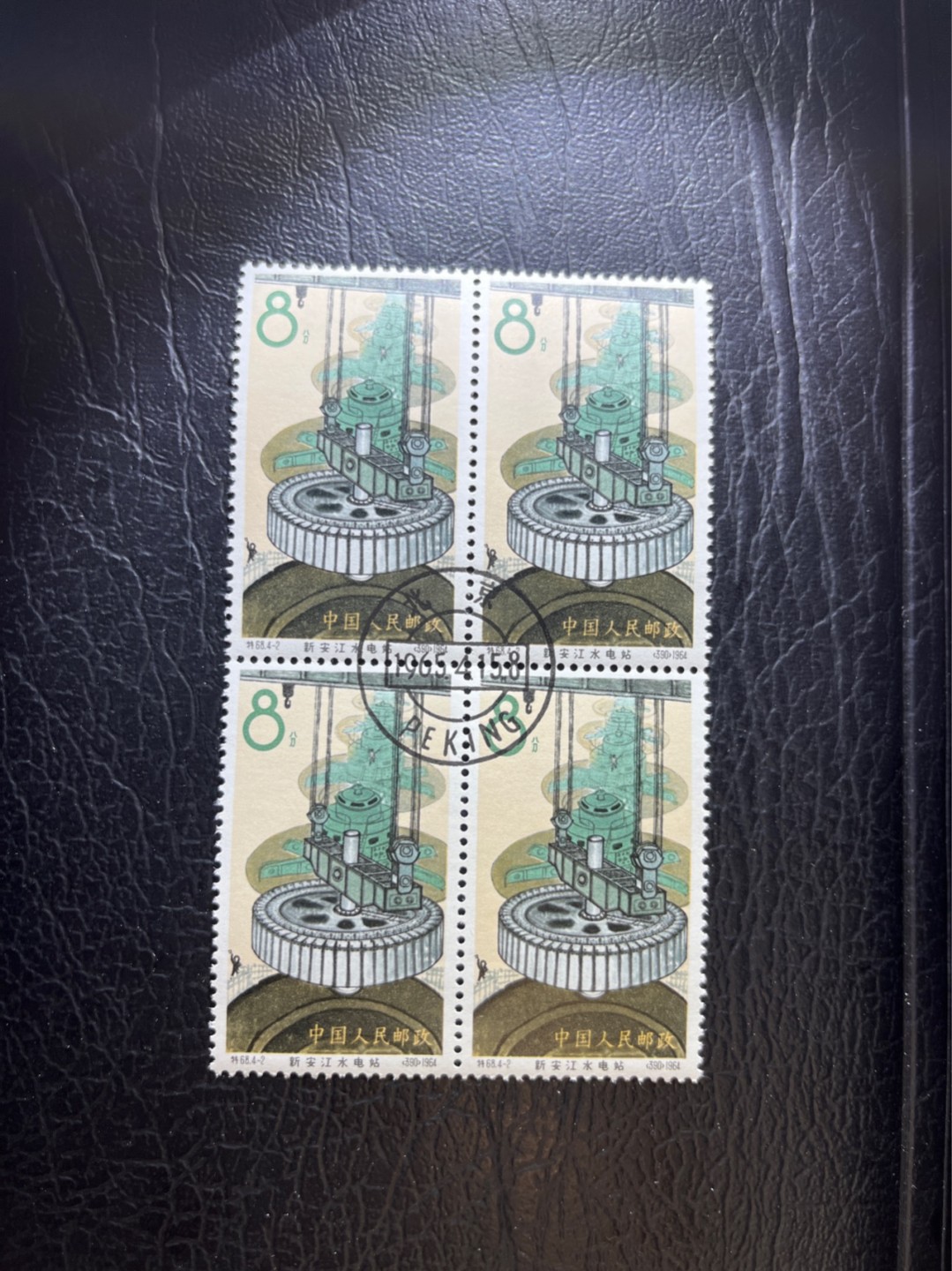 洪涛臻品 精选邮票限时拍卖第三十二期 特68新安江4-2盖销  四方连一组★中心钢戳，全戳★品相可以用完美来形容，钢戳比手戳贵不少，版撕全品嘎嘎绝 背胶雪白。解放初的经典票，整版撕开，面艳胶白，票挺洁净，齿孔完美。老纪特的版票资源十分稀缺难寻，机会来临时必须抓住。