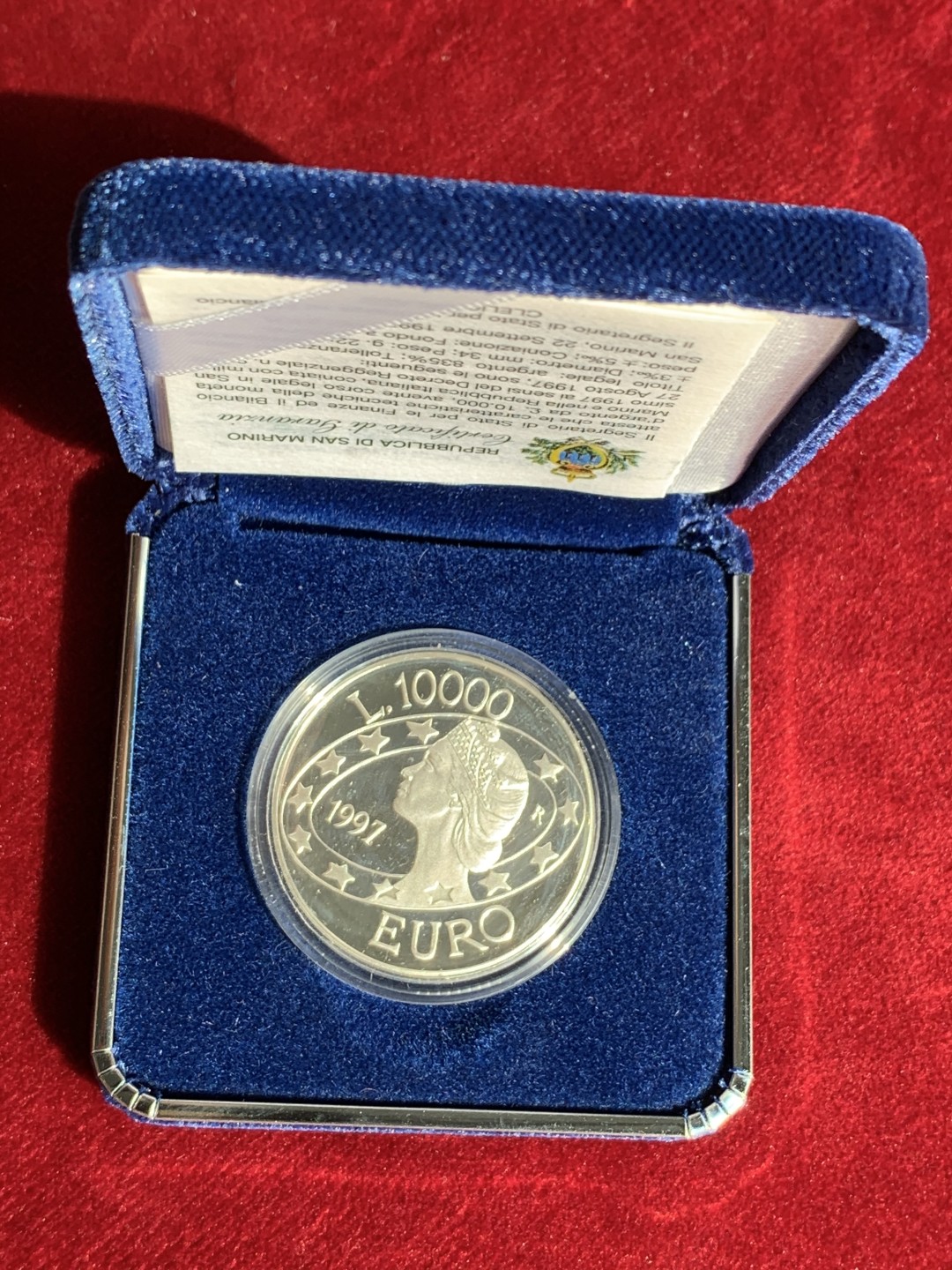 《竞宝斋》第95场-本周日，周一，周四，3场连拍（全场不限金额包邮） 原盒证书 圣马力诺 1997年女神头像 10000里拉精制大银币 22克 835银