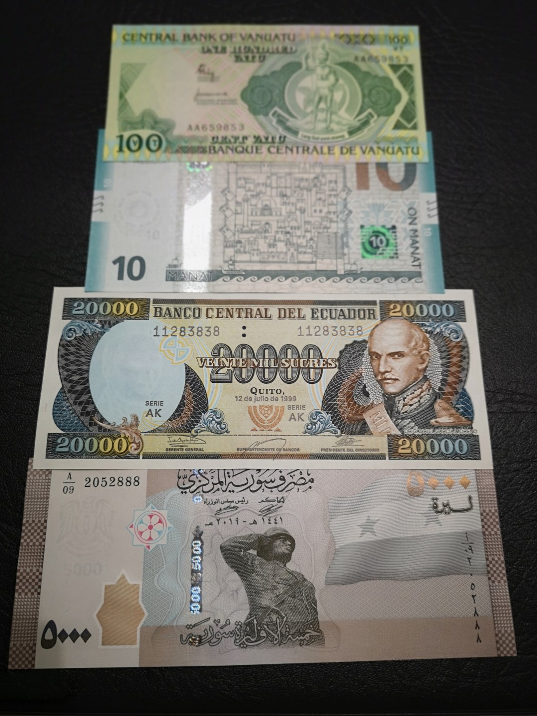 《外钞收藏家》第二百零四期 瓦努图100AA冠、阿塞拜疆10A冠、厄瓜多尔2万无47尾8、叙利亚5000尾888 全新UNC