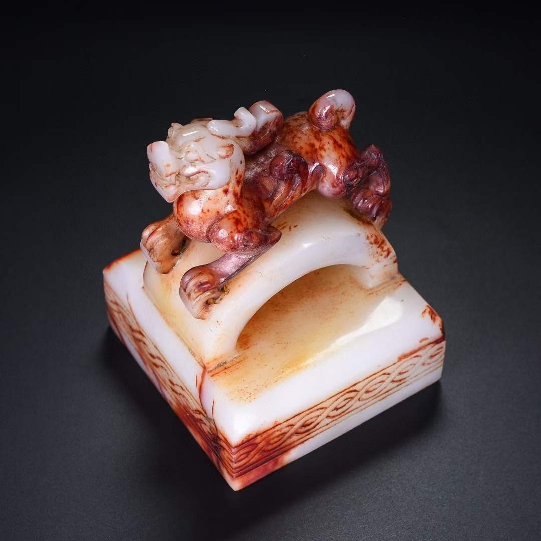 藏，螭龙印章，材质和田玉，玉质细腻，包浆油润，雕工精细，雕刻栩栩如生，线条流畅，品相完美，细节如图