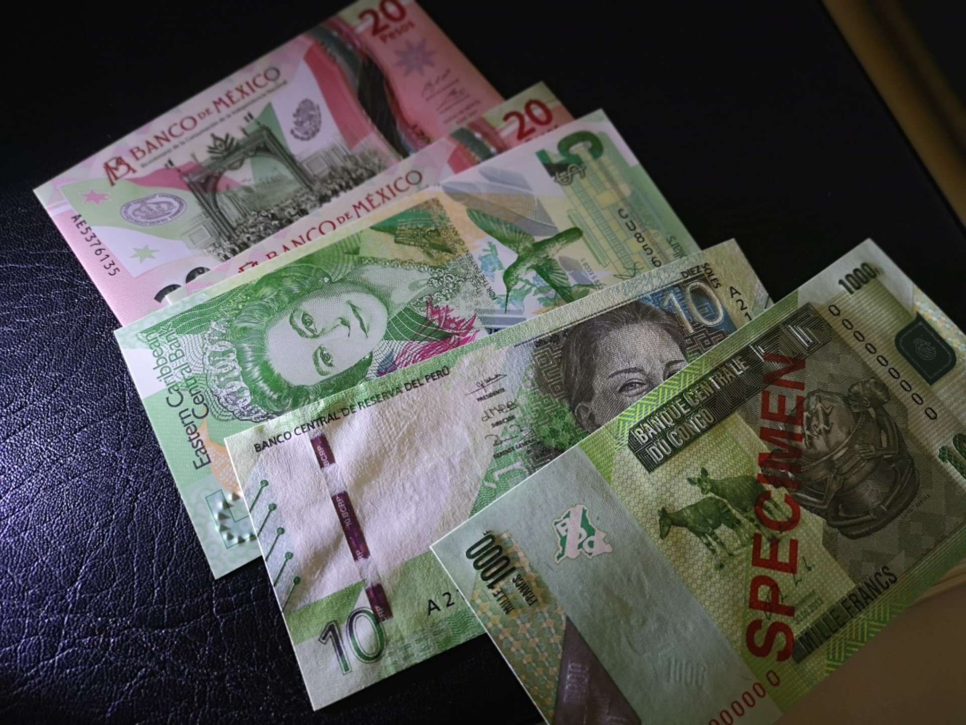 《外钞收藏家》第二百零三期 墨西哥、东加、秘鲁三张加刚果样钞4张 全新UNC