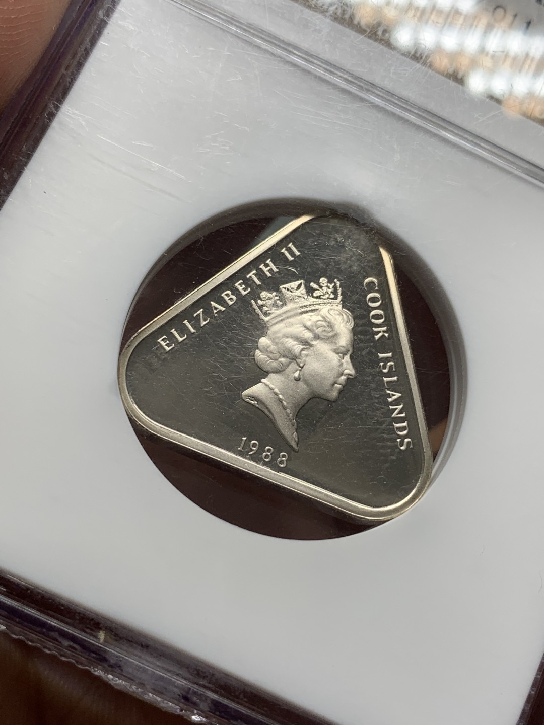 《竞宝斋》第95场-本周日，周一，周四，3场连拍（全场不限金额包邮） NGC-PF68UC 1988年库克群岛$2精制铜镍币（超高分，NGC老盒，人气三角币）