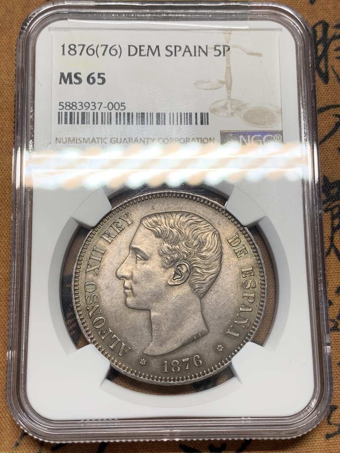 《竞宝斋》第95场-本周日，周一，周四，3场连拍（全场不限金额包邮） 冠军分！NGC MS65 1876西班牙阿方索十二世5比赛塔银币 三版头像中最少见的一版，只发行了两年，且背面纹章也是独一无二的存在，缺少了阿拉贡王国和纳瓦拉王国的纹章，取而代之的是城堡与狮子 同样头像的一枚NGC MS64+在HA拍出了5500美金的价格。