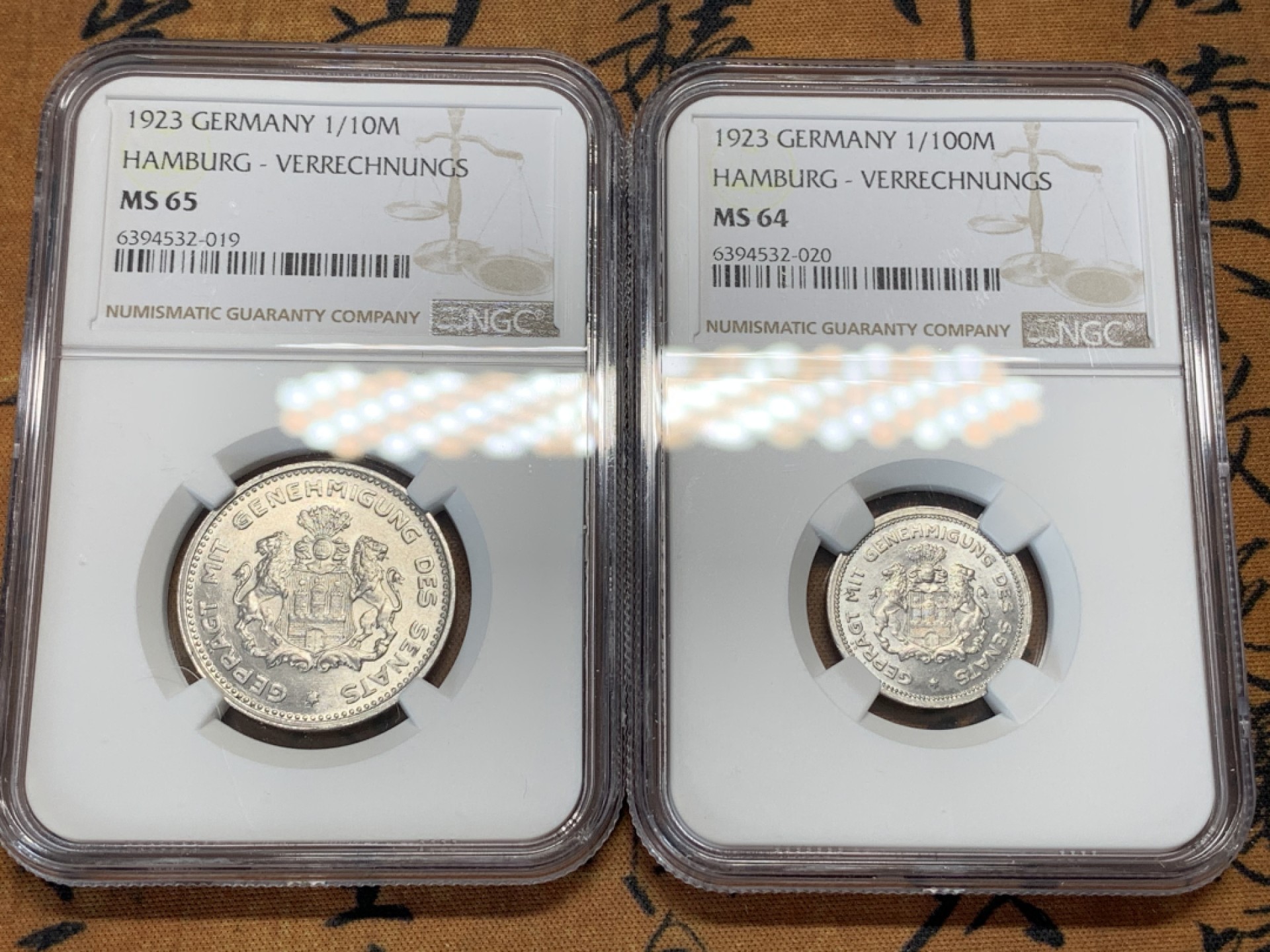 《竞宝斋》第95场-本周日，周一，周四，3场连拍（全场不限金额包邮） NGC冠军分两枚 德国紧急状态货币 汉堡结算马克1/10、1/100马克铝币一对 转光强烈 打制清晰 一步到位的藏品 
