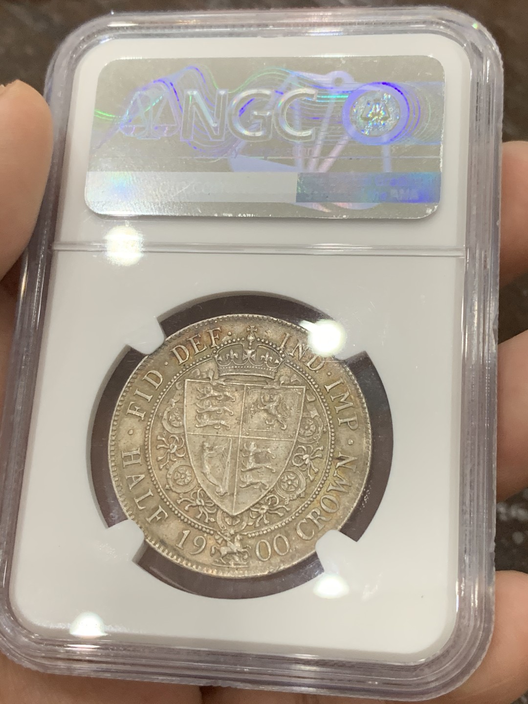 《竞宝斋》第95场-本周日，周一，周四，3场连拍（全场不限金额包邮） NGC-MS64英国1900年披纱半克朗 虽品种普通 但两面包浆均匀好看 略带黄金彩 非常舒服 另外人像打制清晰 胸前项链清晰可见 非常难得的一颗