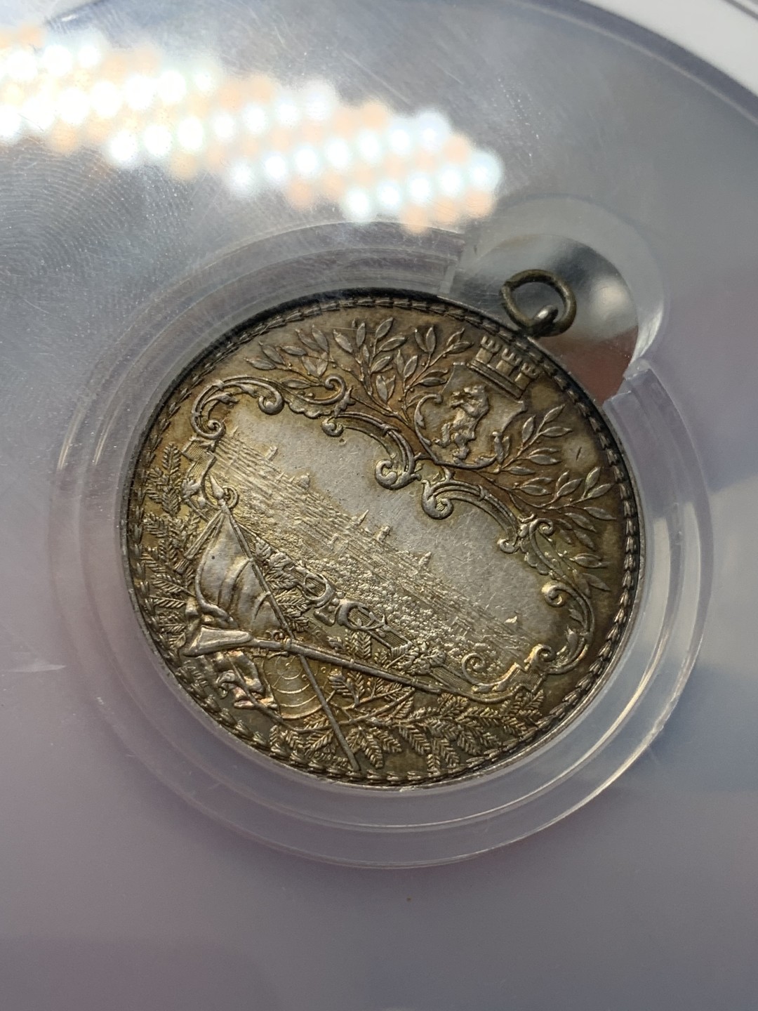 《竞宝斋》第95场-本周日，周一，周四，3场连拍（全场不限金额包邮） NGC UNC 德国 1890年 柏林射击节银章 大盒子（城市景观）（带环）德联邦射击节名品 浮雕 该枚黑包浆 发财金彩