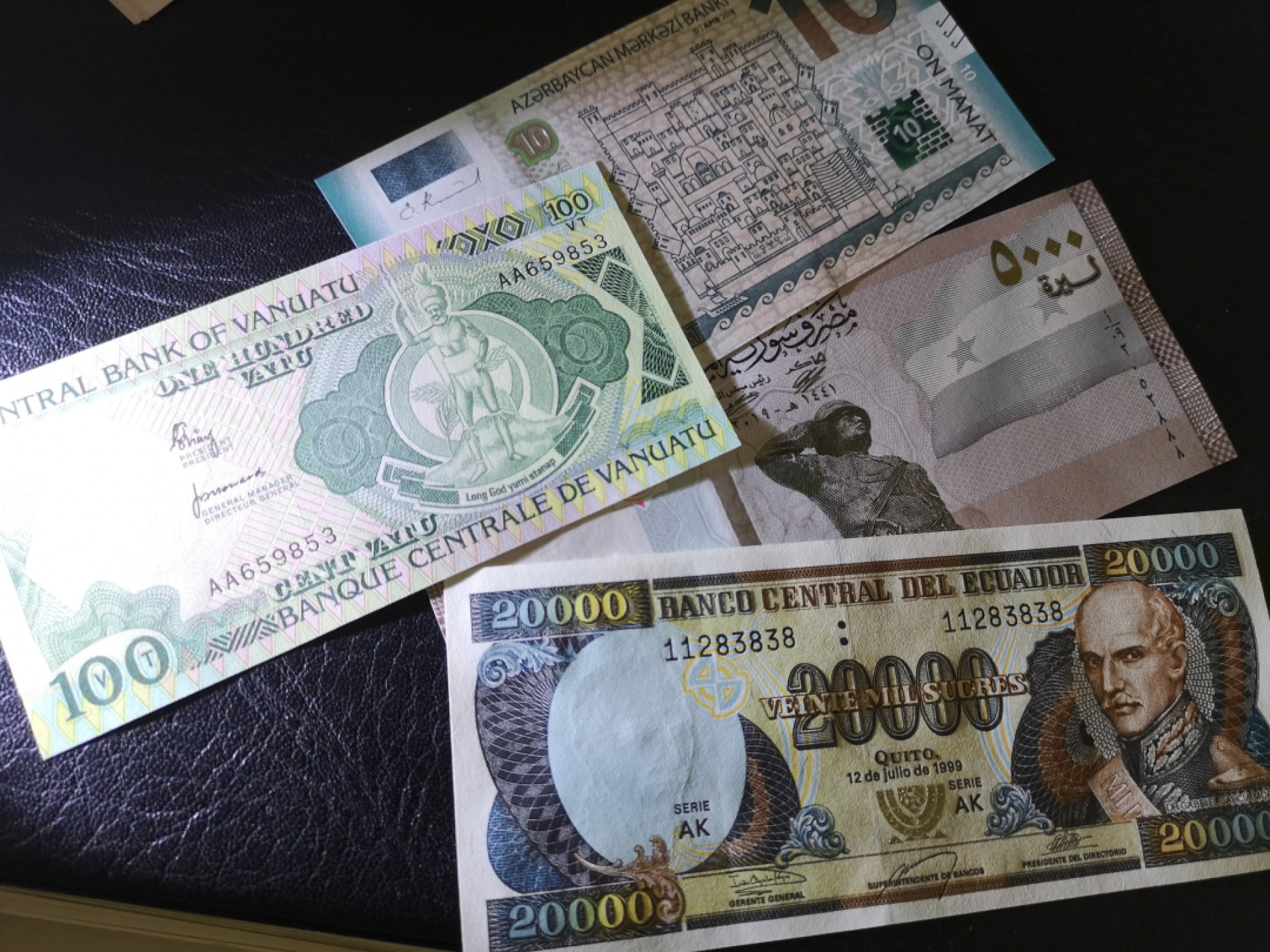 《外钞收藏家》第二百零四期 瓦努图100AA冠、阿塞拜疆10A冠、厄瓜多尔2万无47尾8、叙利亚5000尾888 全新UNC