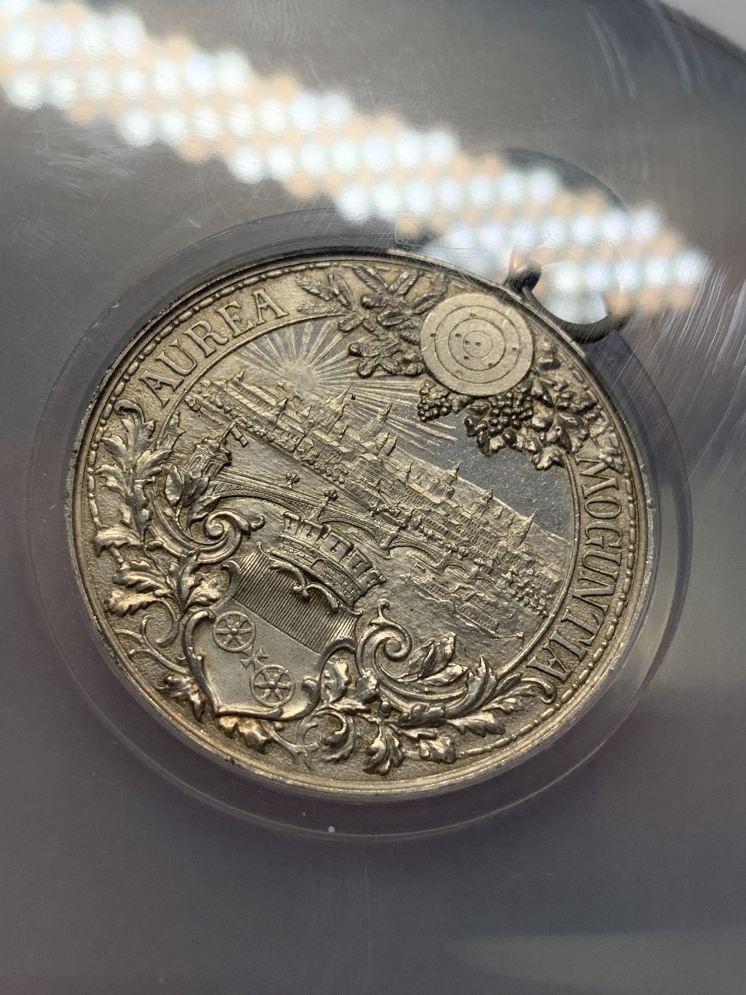 《竞宝斋》第95场-本周日，周一，周四，3场连拍（全场不限金额包邮） NGC UNC 德国 1894年 美因茨射击节银章（城市景观）（带环） 德联邦射击节名品 浮雕 章背面城市景观 细节刻画 非常震撼细腻 宛如一幅德国的清明上河图