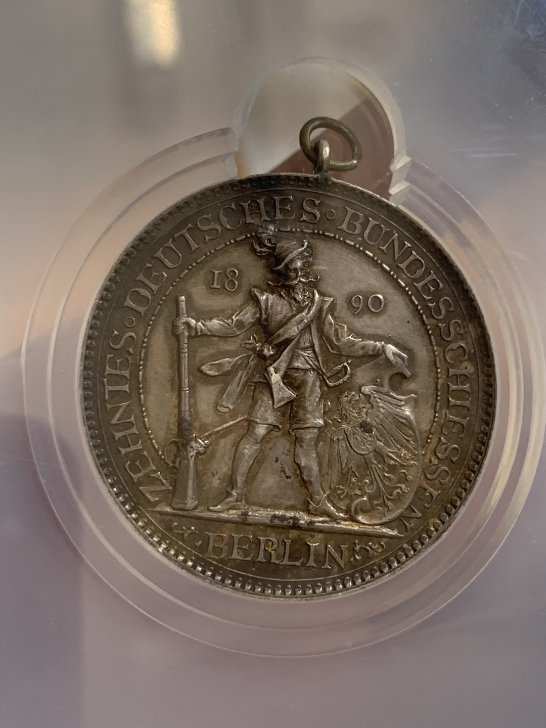 《竞宝斋》第95场-本周日，周一，周四，3场连拍（全场不限金额包邮） NGC UNC 德国 1890年 柏林射击节银章 大盒子（城市景观）（带环）德联邦射击节名品 浮雕 该枚黑包浆 发财金彩