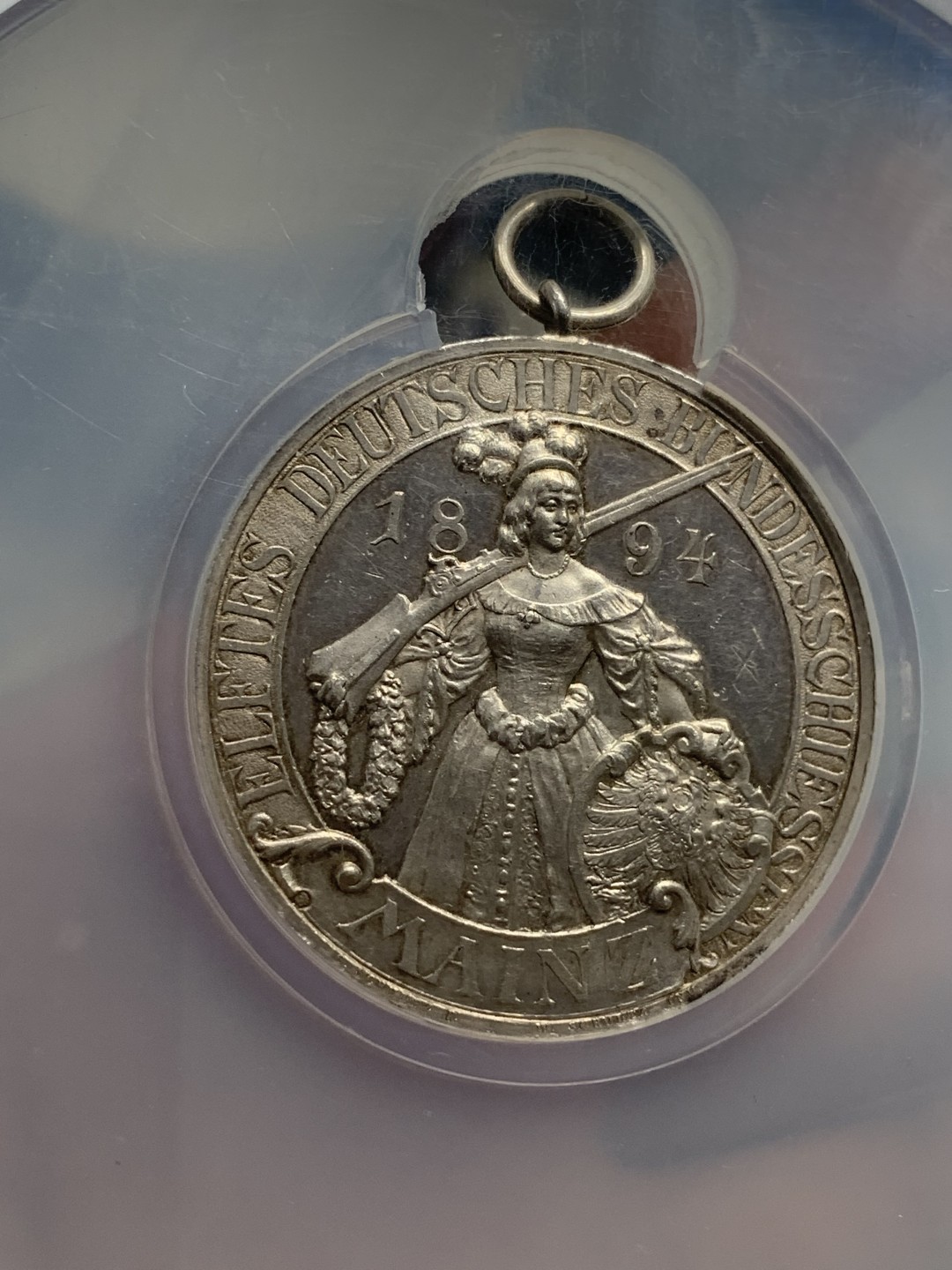 《竞宝斋》第95场-本周日，周一，周四，3场连拍（全场不限金额包邮） NGC UNC 德国 1894年 美因茨射击节银章（城市景观）（带环） 德联邦射击节名品 浮雕 章背面城市景观 细节刻画 非常震撼细腻 宛如一幅德国的清明上河图