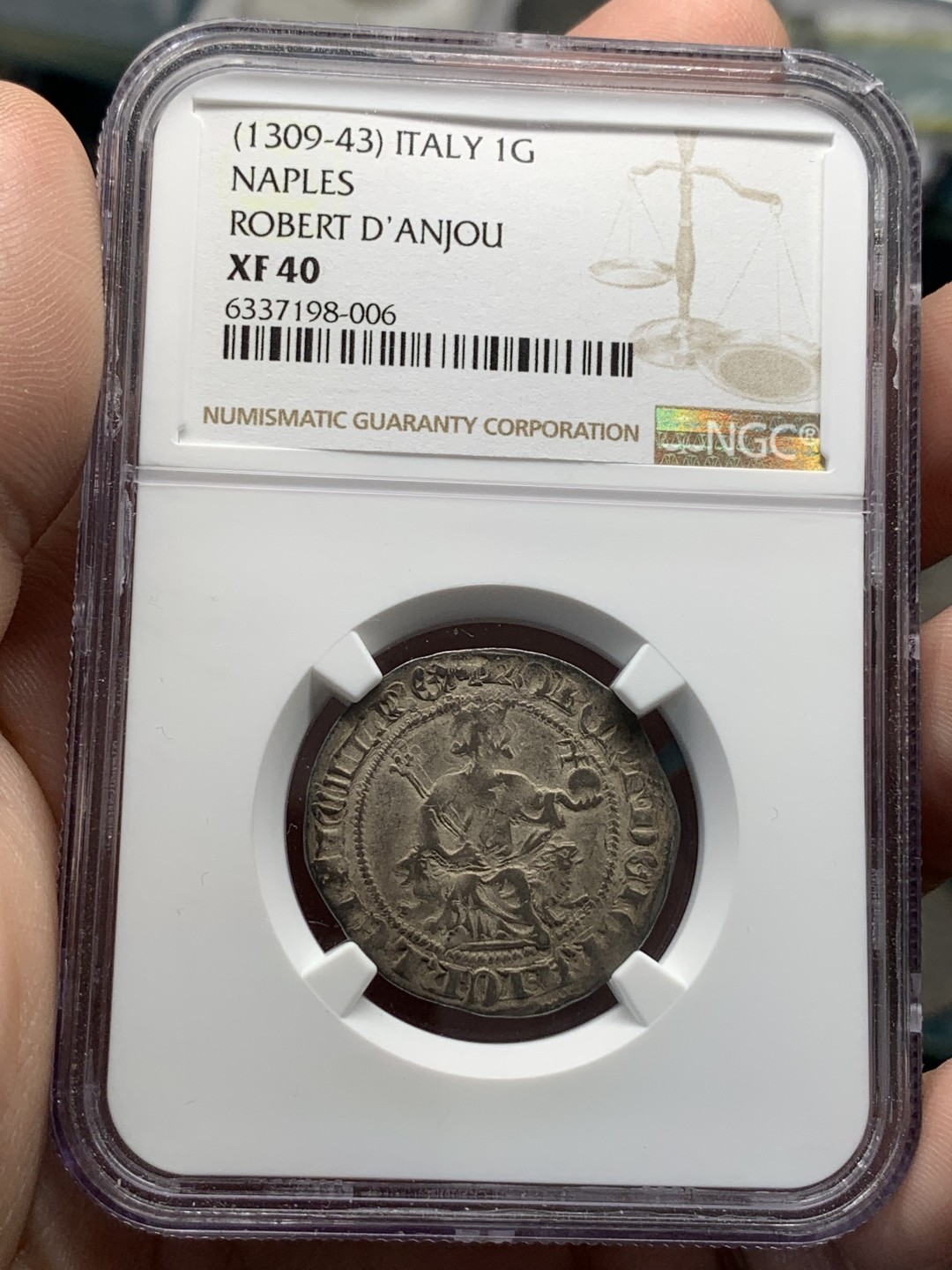 《竞宝斋》第95场-本周日，周一，周四，3场连拍（全场不限金额包邮） NGC XF 40 意大利 那不勒斯 1309-1343年 那不勒斯 1G 银币 人物清晰 包浆也不错 盒子右上角边缘小磕