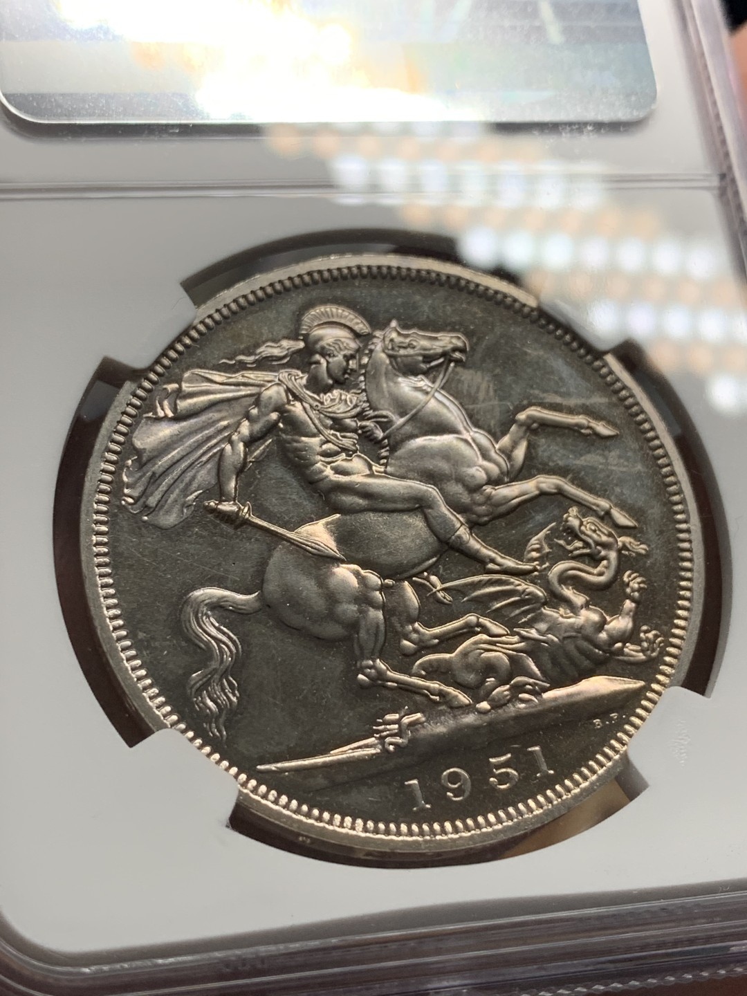 《竞宝斋》第95场-本周日，周一，周四，3场连拍（全场不限金额包邮） NGC PL63 英国 1951年 镍马剑 克朗币  细节很不错