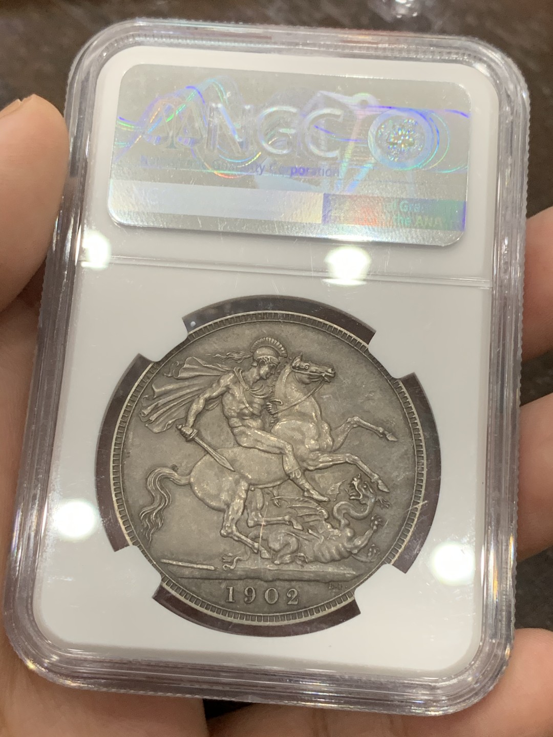 《竞宝斋》第95场-本周日，周一，周四，3场连拍（全场不限金额包邮） NGC PF62 MATTE 英国 1902年 爱七 克朗 马剑 大银币 深灰均匀包浆 细节非常好