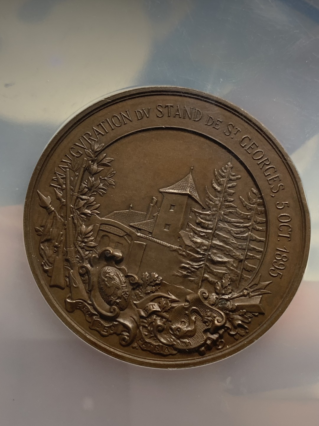 《竞宝斋》第95场-本周日，周一，周四，3场连拍（全场不限金额包邮） NGC MS64BN 1895年瑞士射击铜章 大盒子  铜章发行量230枚  直径47mm 该枚顶级分数 巧克力包浆 正面射击场景及章背面同时带有城市景观元素